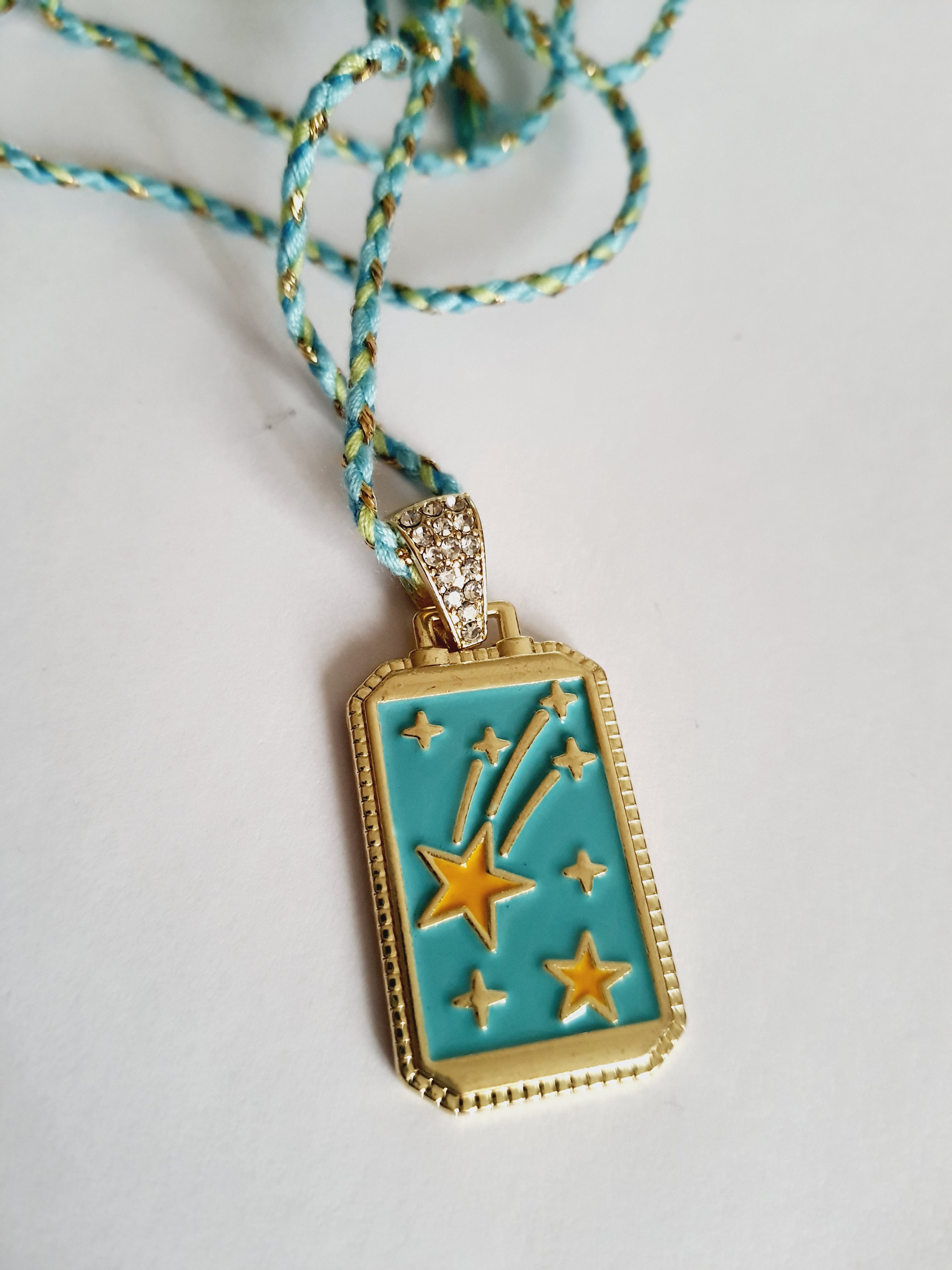 Zawieszka z turkusową emalią i spadającą gwiazdą na kolorowym sznurku, witch vintage, stal nierdzewa, regulowany. rougebizu