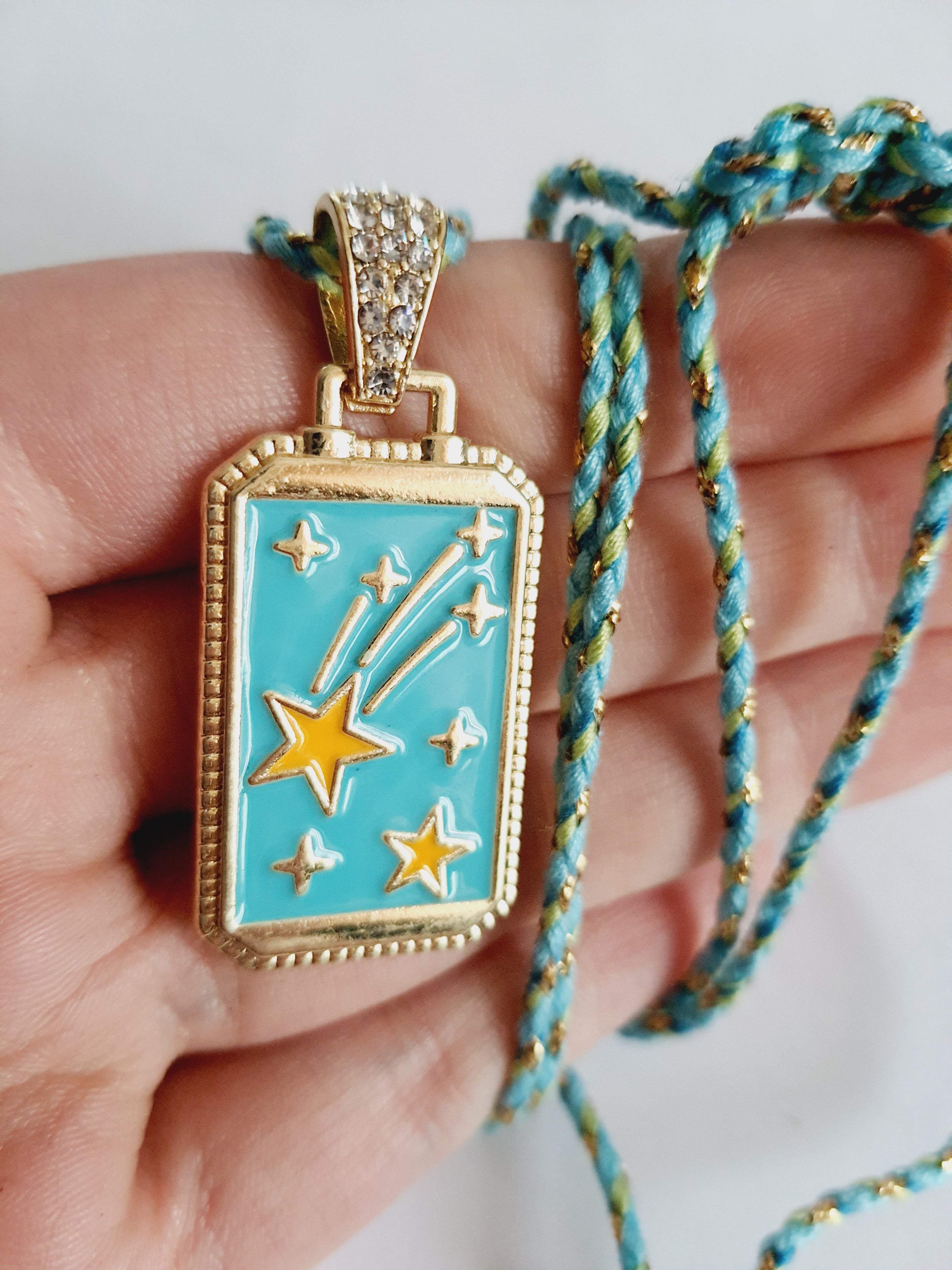Zawieszka z turkusową emalią i spadającą gwiazdą na kolorowym sznurku, witch vintage, stal nierdzewa, regulowany. rougebizu