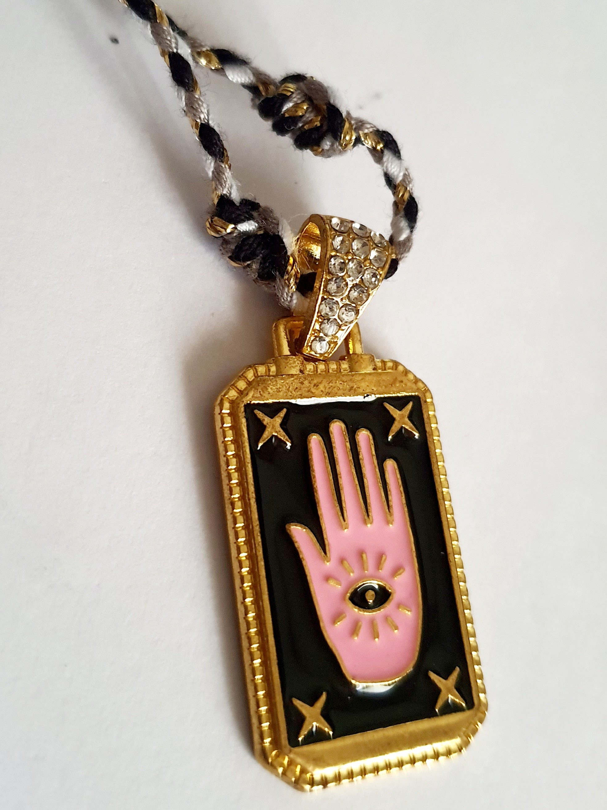 Złoty Naszyjnik ze stali nierdzewnej z zawieszką w kształcie dłoni z okiem proroka. Mistyczny znak ochronny.  Łańcuszek regulowany, hipisowka stylistyka, witchy vibes. Rougebizu

