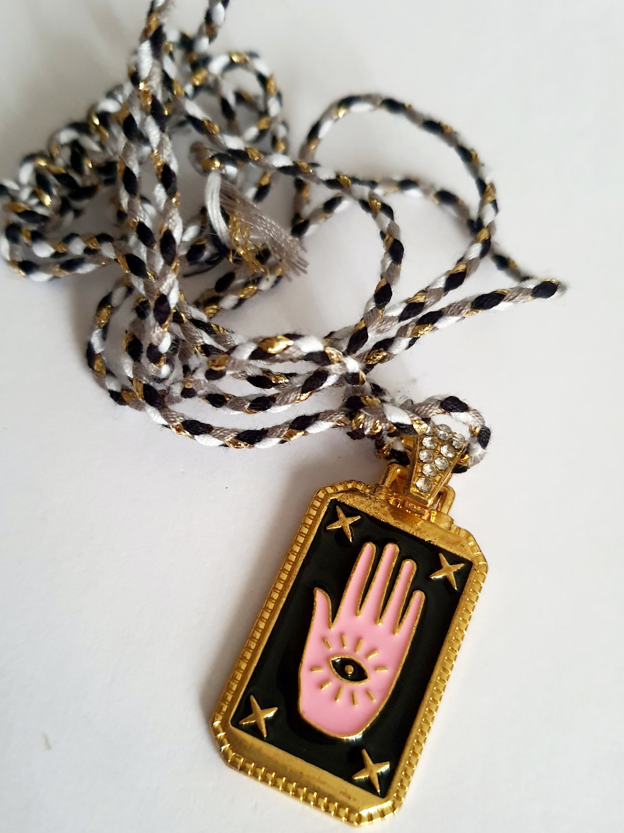 Złoty Naszyjnik ze stali nierdzewnej z zawieszką w kształcie dłoni z okiem proroka. Mistyczny znak ochronny.  Łańcuszek regulowany, hipisowka stylistyka, witchy vibes. Rougebizu

