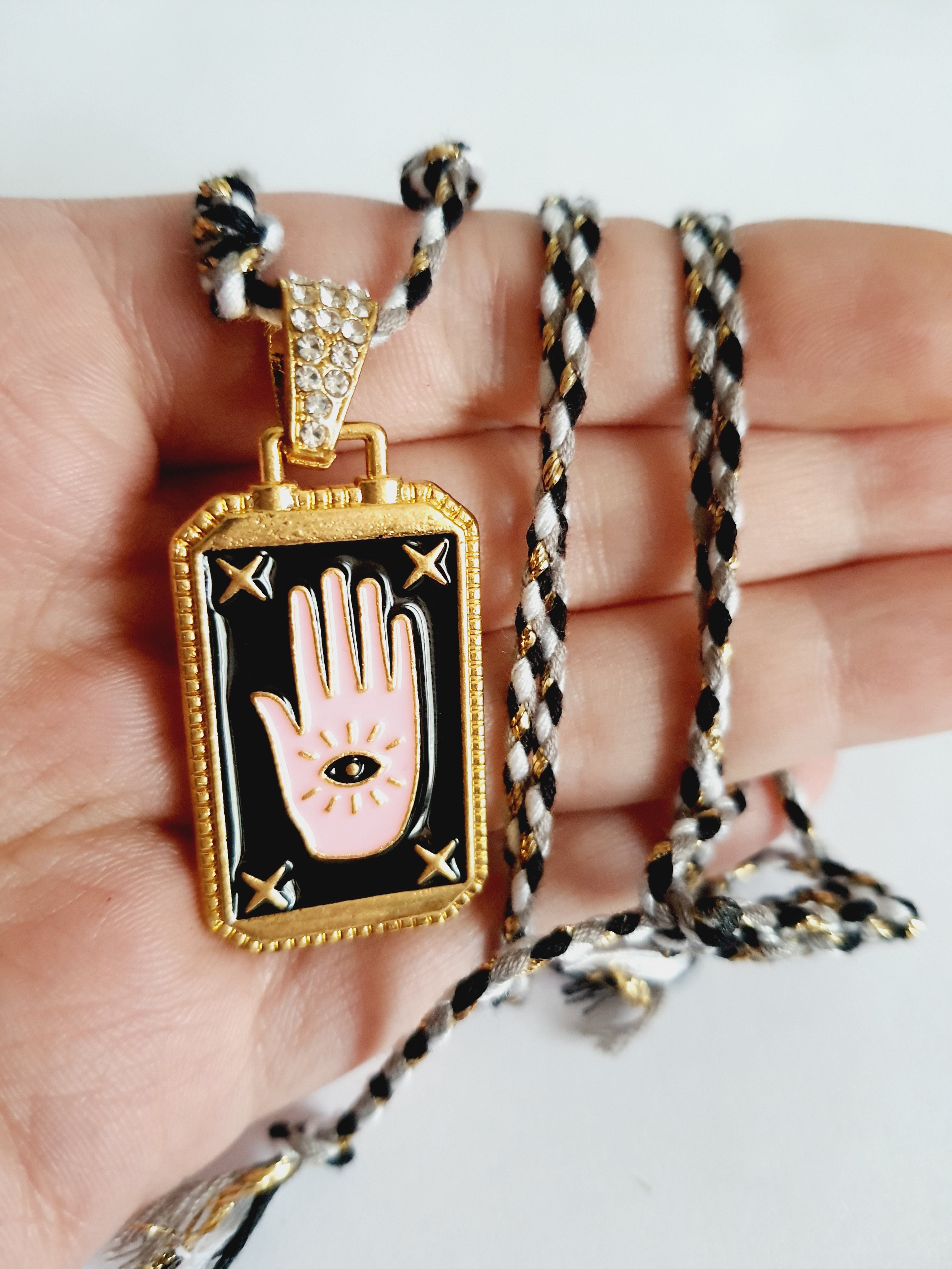 Złoty Naszyjnik ze stali nierdzewnej z zawieszką w kształcie dłoni z okiem proroka. Mistyczny znak ochronny.  Łańcuszek regulowany, hipisowka stylistyka, witchy vibes. Rougebizu

