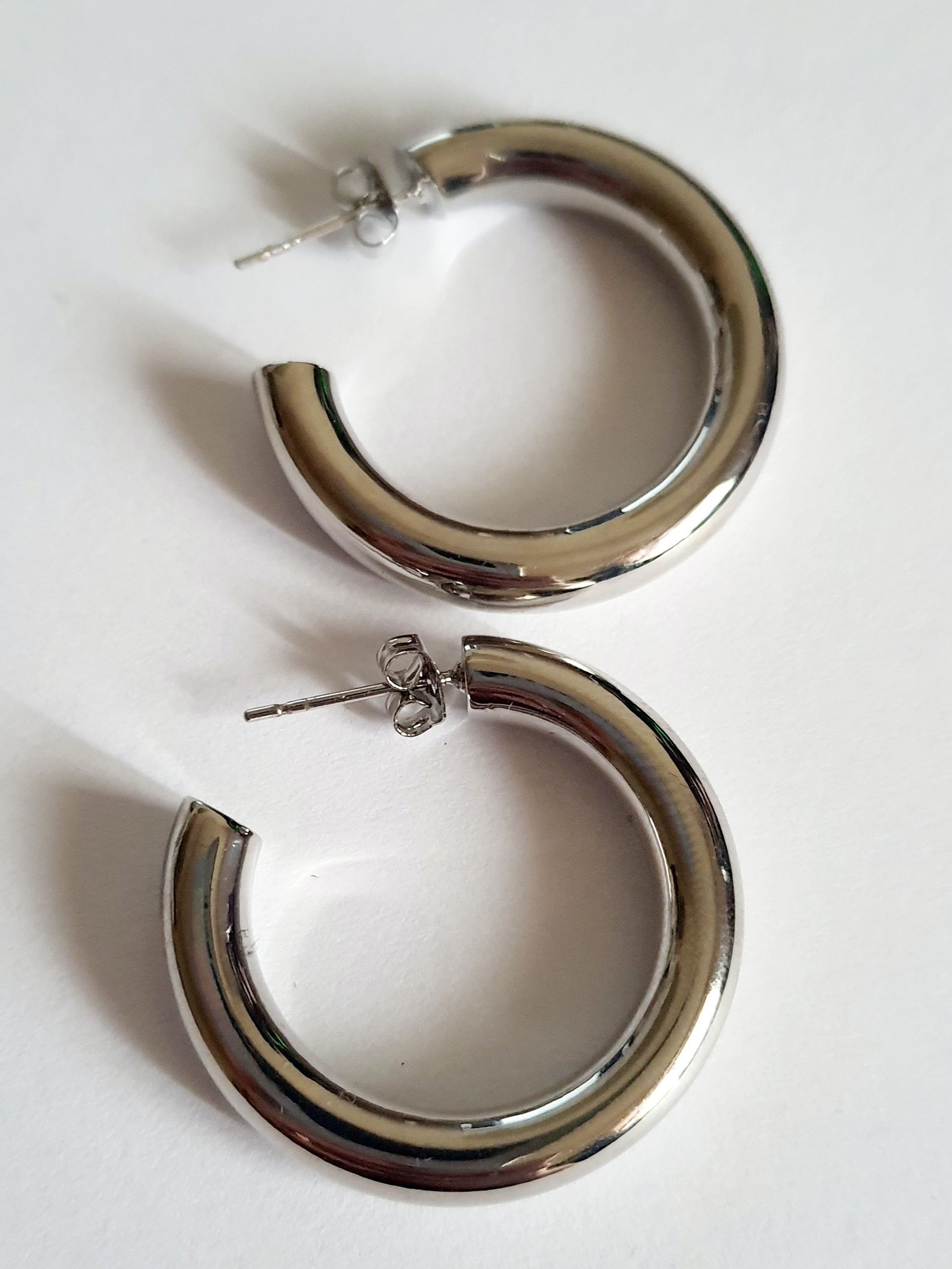 Śliczne kolczyki ze stali nierdzewnej w kolorze srebrnym. eleganckie hoop earings na wkrętkę. srednica 3cm. stal nierdzewna. rouge bizu