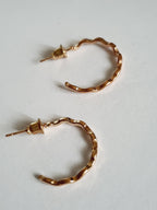Gold hoop earrings 2 cm – classic and lightweight 