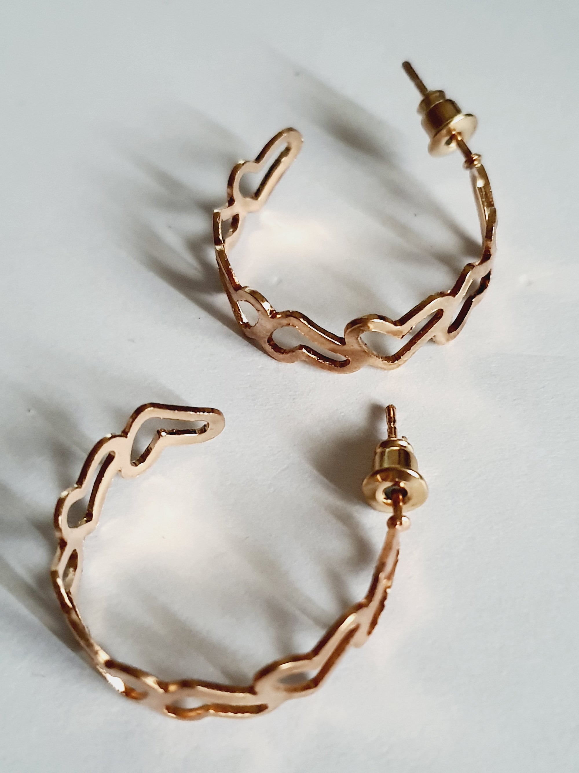 Złote kolczyki serduszka 2,5 cm – romantyczne i eleganckie