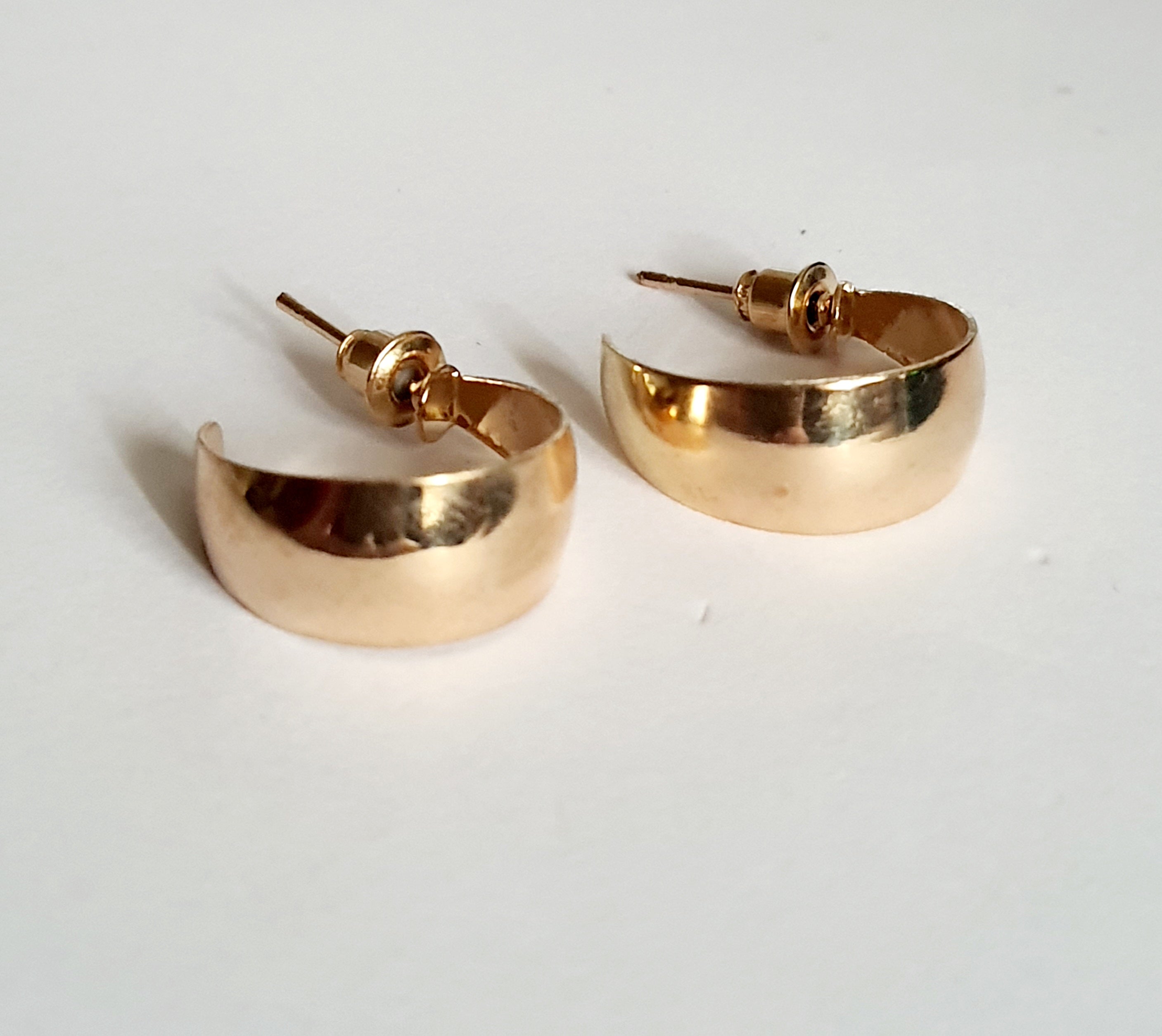 Kolczyki półkola ze stali chirurgicznej – ZŁOTE, lekkie i uniwersalne. Minimalistyczna forma, maksymalny efekt.
