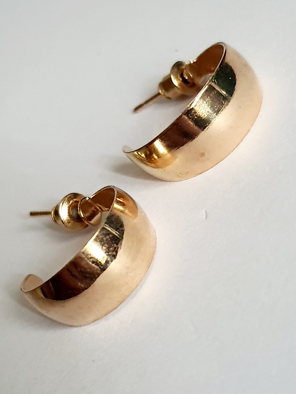 Kolczyki półkola ze stali chirurgicznej – złote, lekkie i uniwersalne. Minimalistyczna forma, maksymalny efekt.
