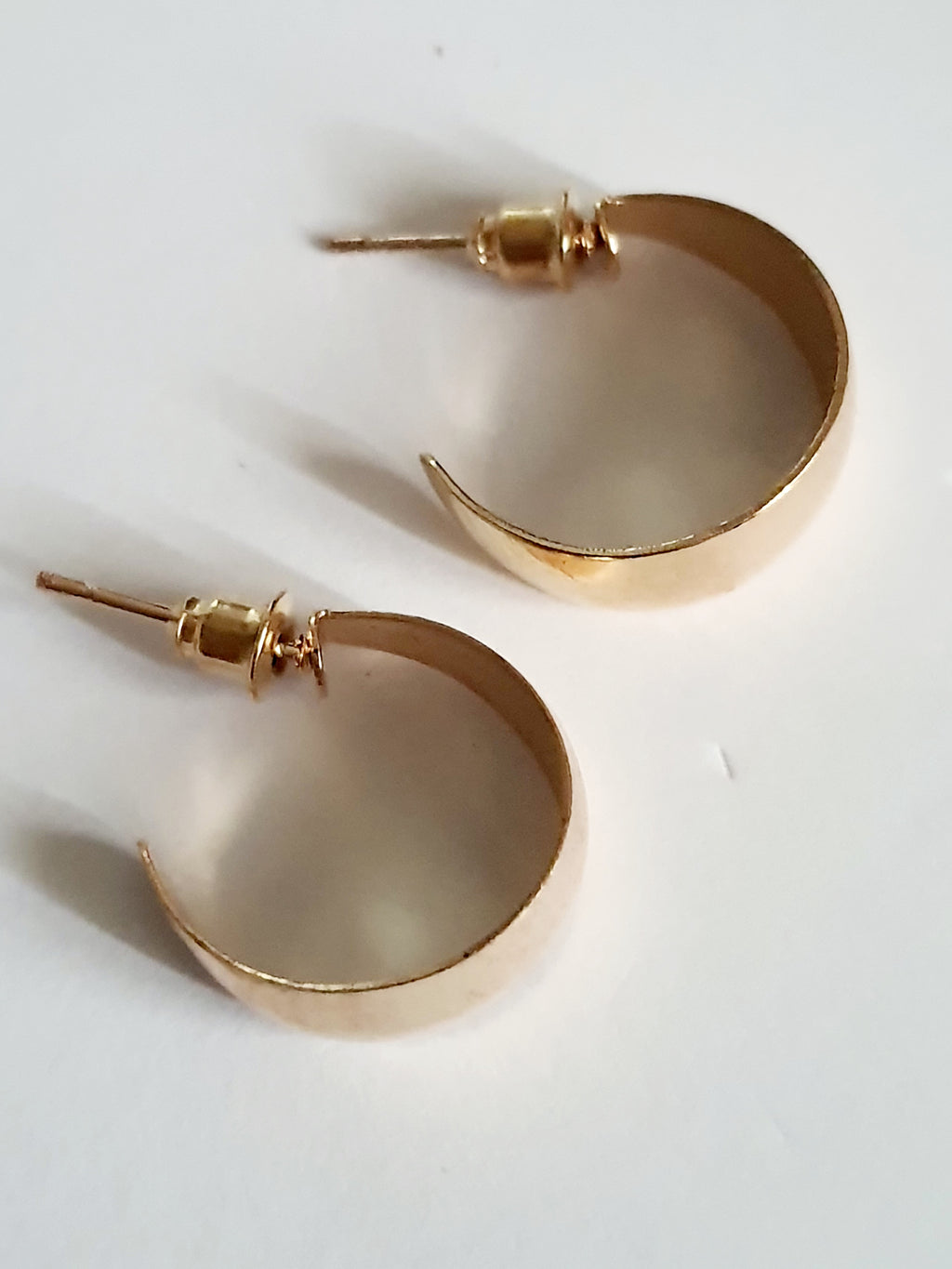 Kolczyki półkola ze stali chirurgicznej – złote, lekkie i uniwersalne. Minimalistyczna forma, maksymalny efekt.

