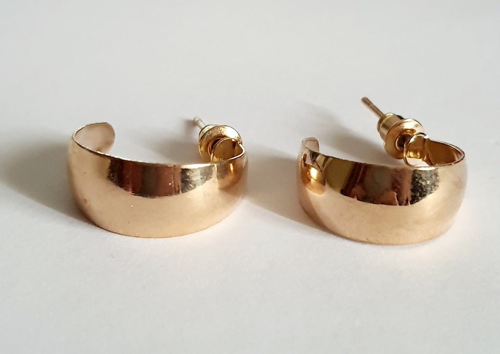 Kolczyki półkola ze stali chirurgicznej – złote, lekkie i uniwersalne. Minimalistyczna forma, maksymalny efekt.
