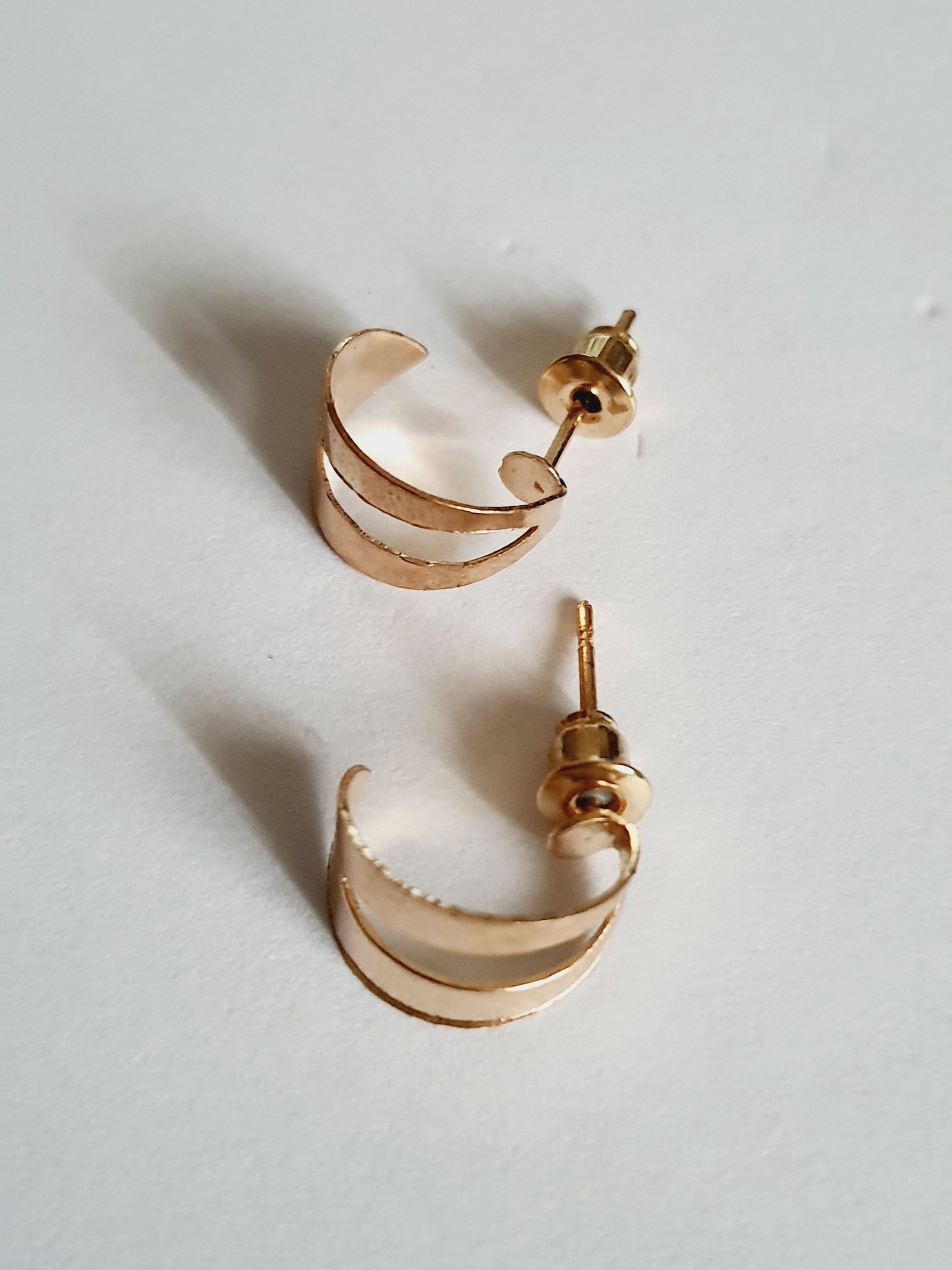Kolczyki 1 cm – eleganckie, złote