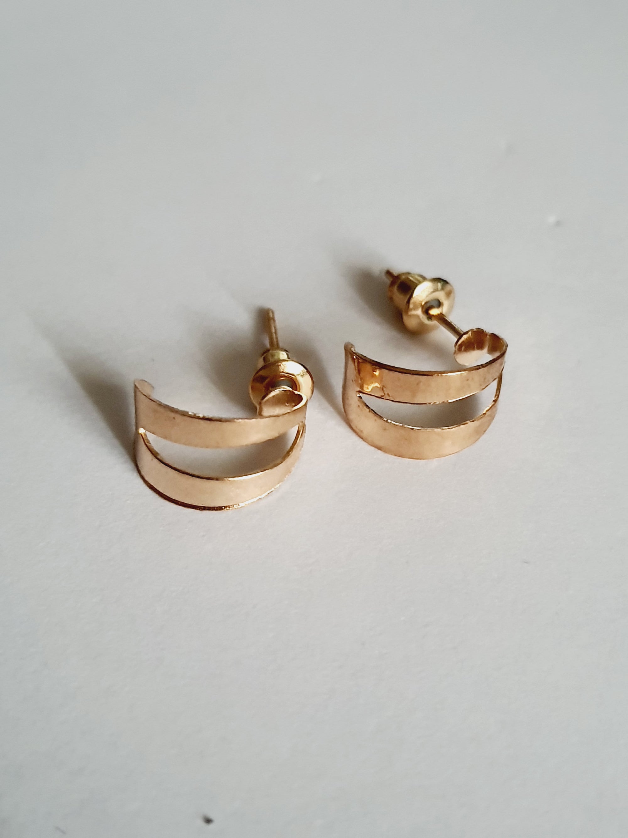 Kolczyki 1 cm – eleganckie, złote