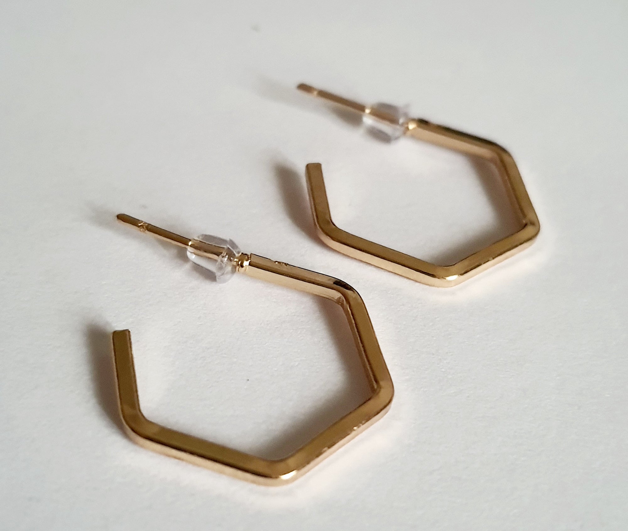 Złote kolczyki w kształcie sześciokąta – stal nierdzewna, długość 1,8 cm

