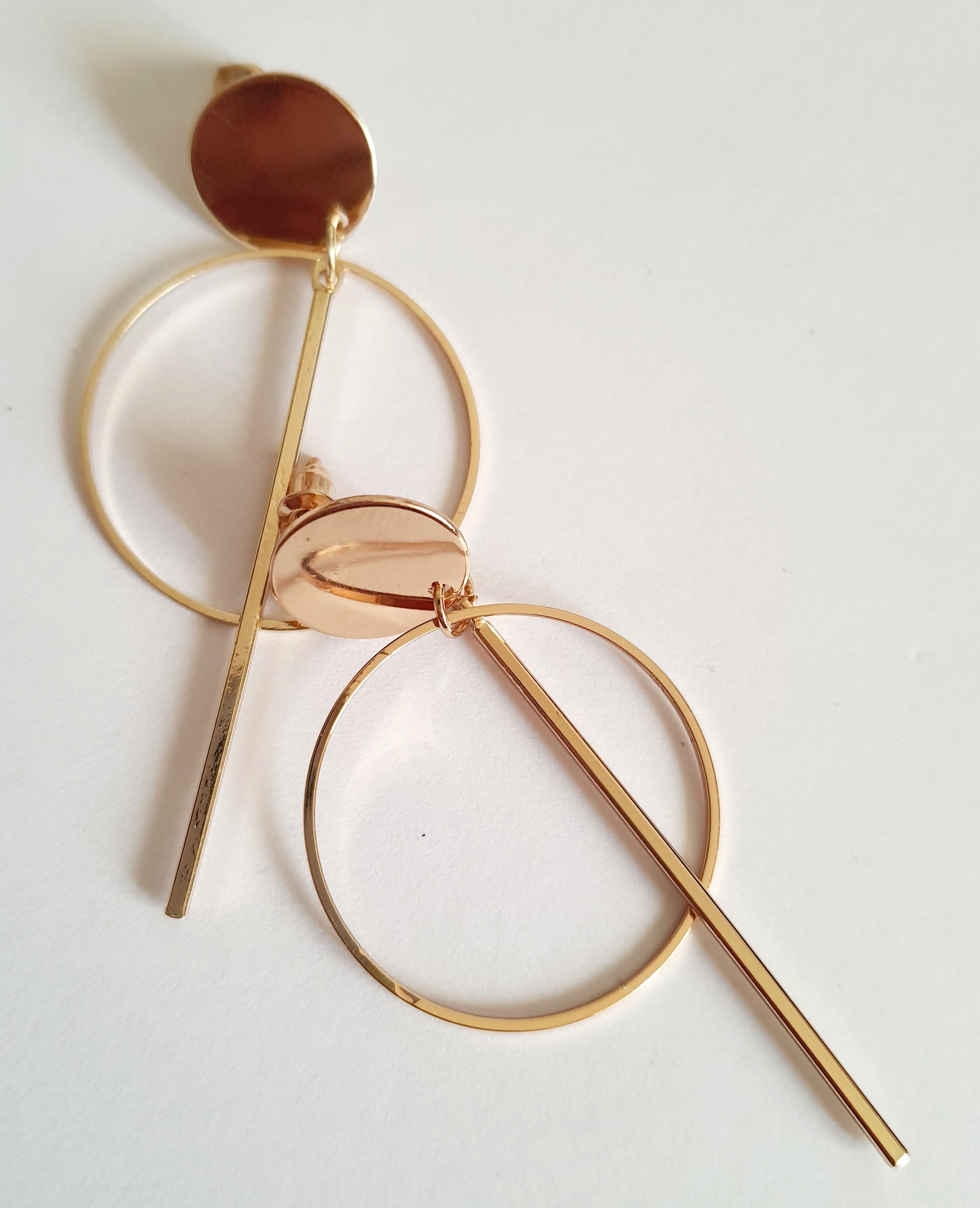 Geometryczne kolczyki z okrągłym elementem, stal nierdzewna- 4cm, geometryczna forma. rougebizu