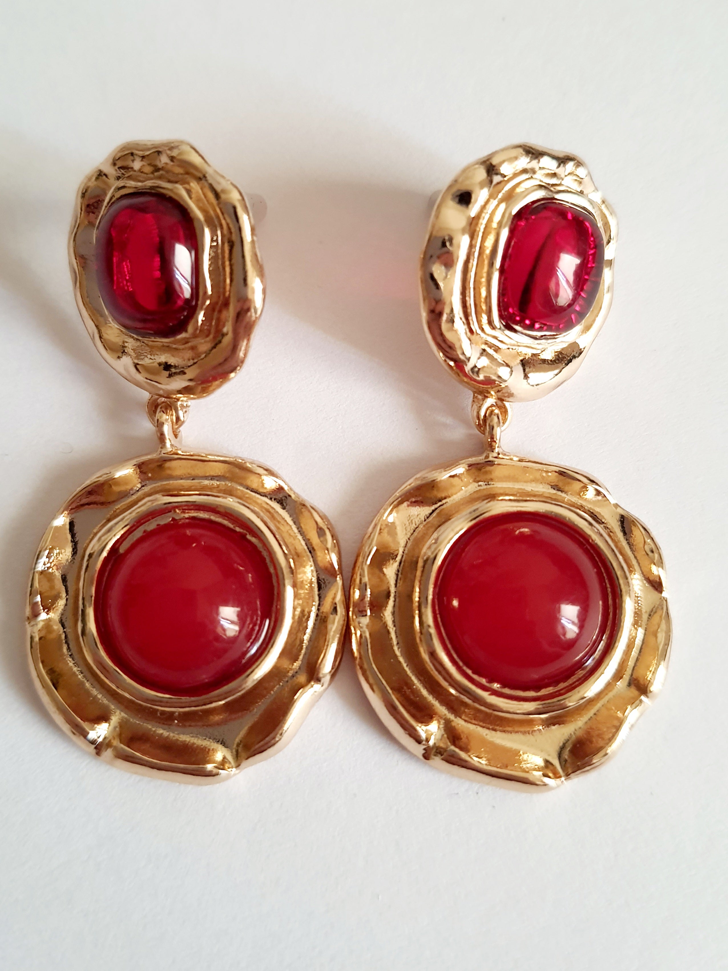 Wiszące kolczyki złote z czerwonym oczkiem w stylu vintage, stal nierdzewna, wodoodporne i hipoalergiczne | RougeBizu

