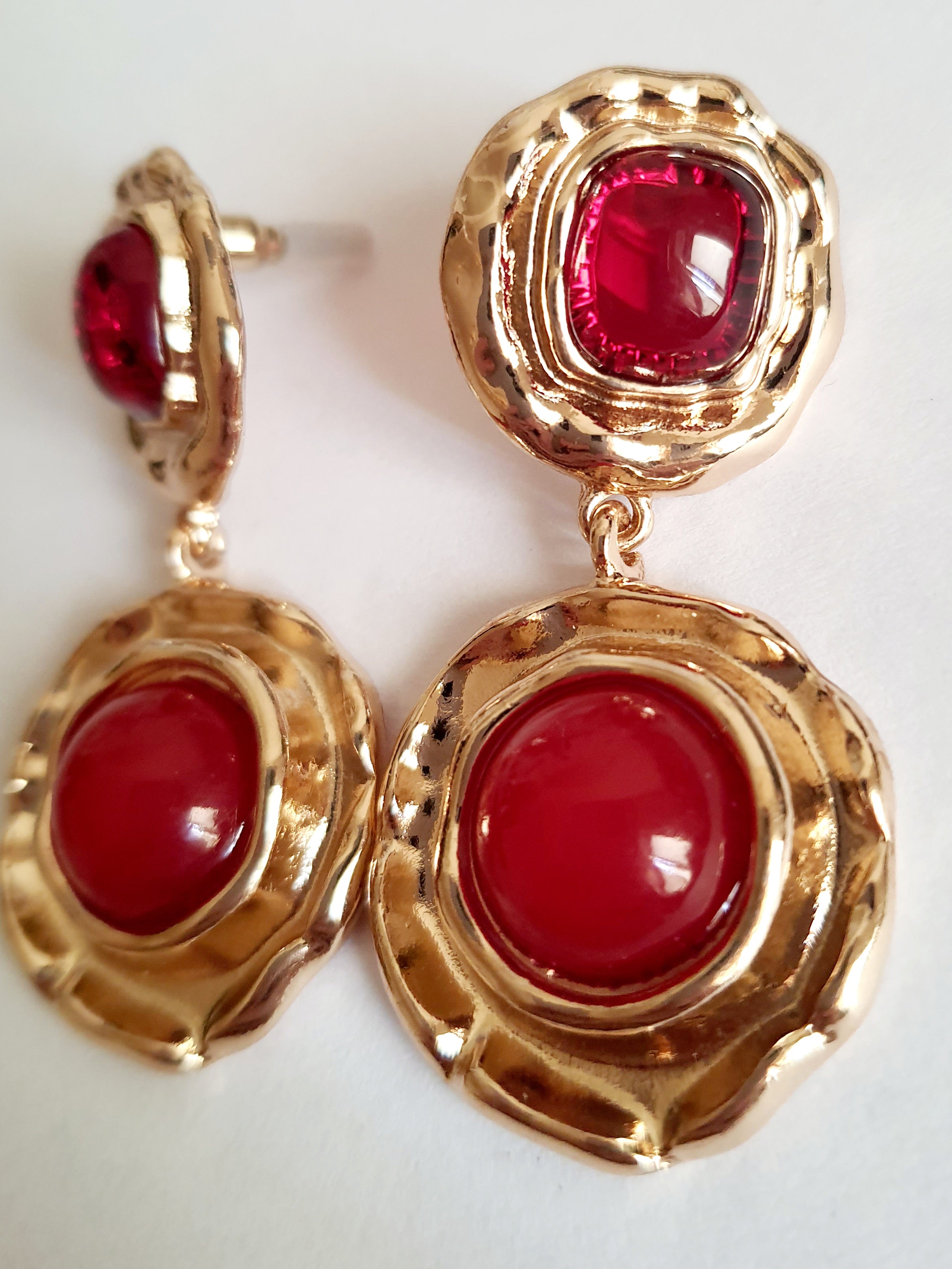 Wiszące kolczyki złote z czerwonym oczkiem w stylu vintage, stal nierdzewna, wodoodporne i hipoalergiczne | RougeBizu

