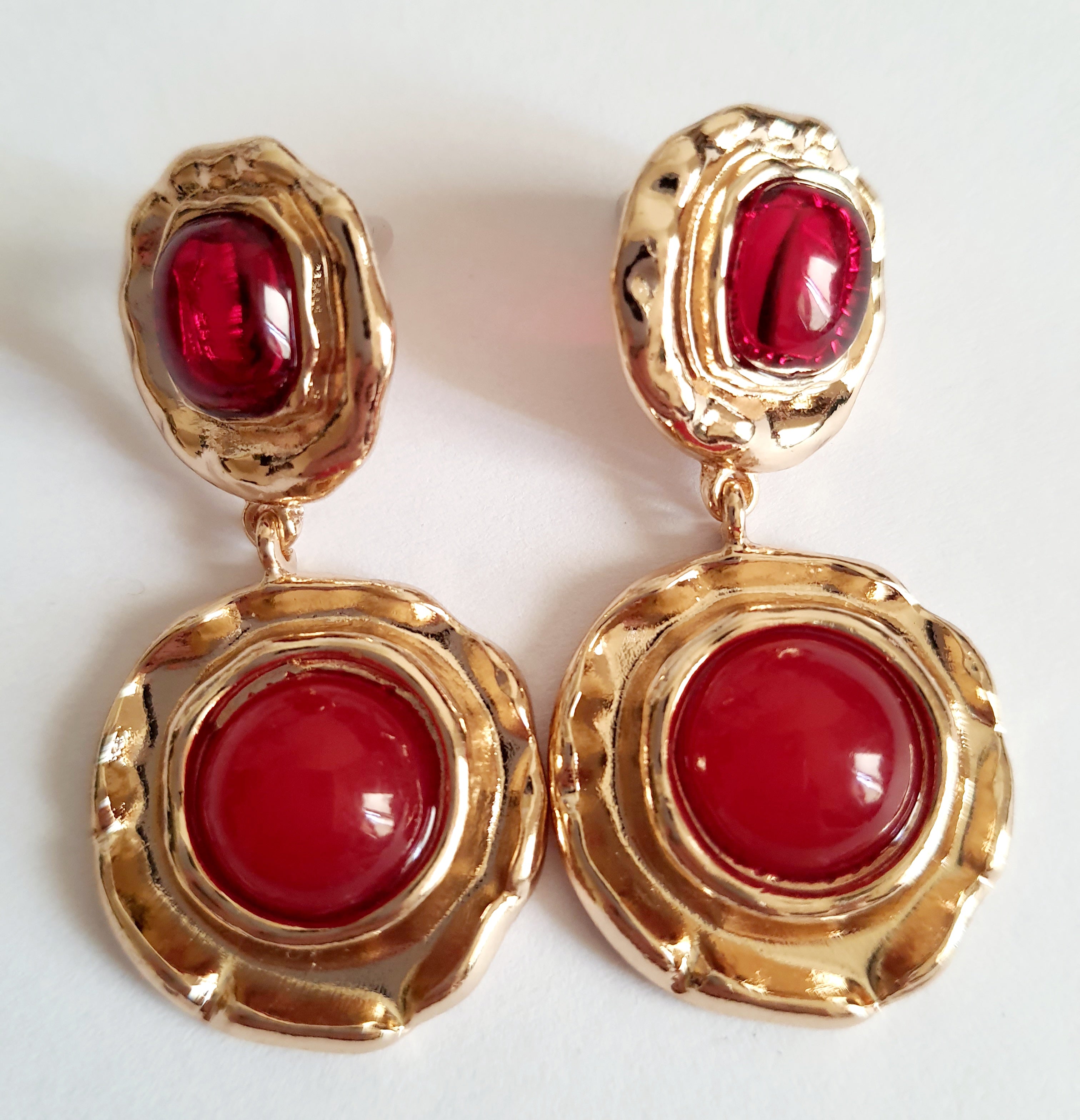 Wiszące kolczyki złote z czerwonym oczkiem w stylu vintage, stal nierdzewna, wodoodporne i hipoalergiczne | RougeBizu

