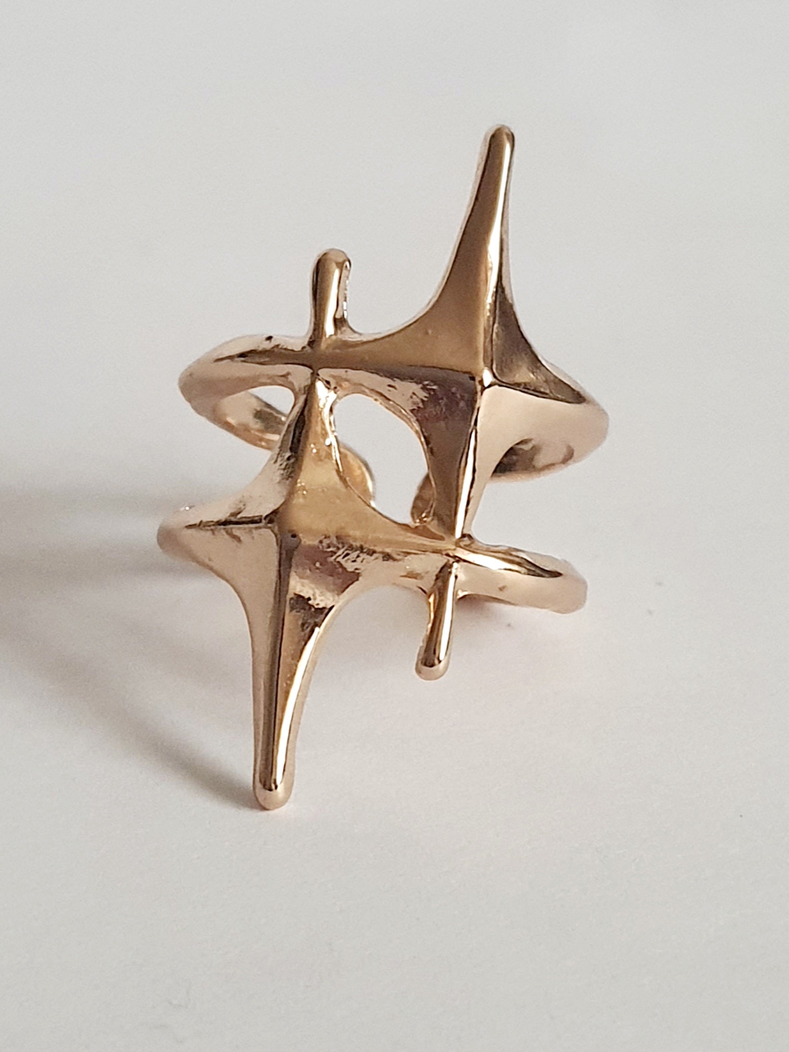 Złoty pierścionek futurystyczny ze stali nierdzewnej 17 mm ROUGEBIZU