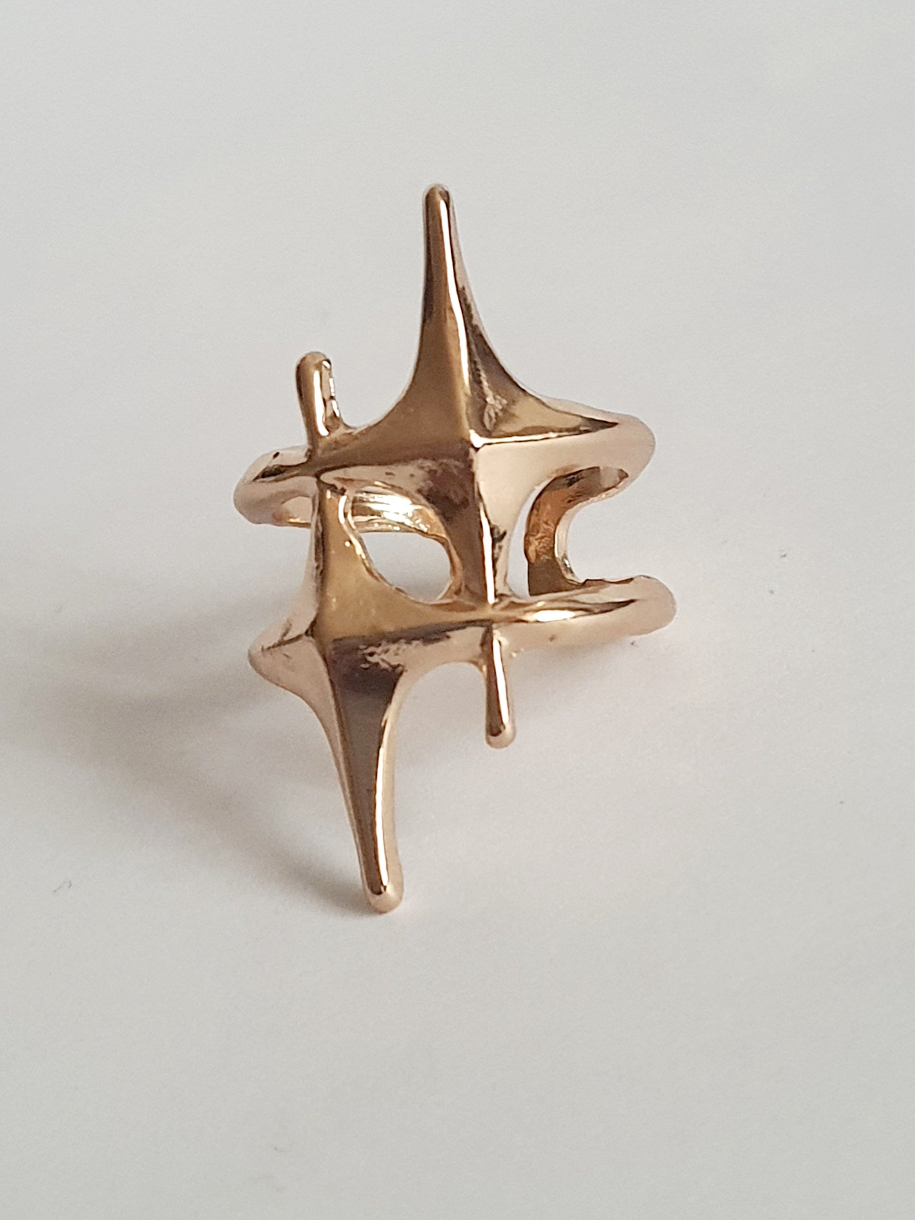 Złoty pierścionek futurystyczny ze stali nierdzewnej 17 mm ROUGEBIZU