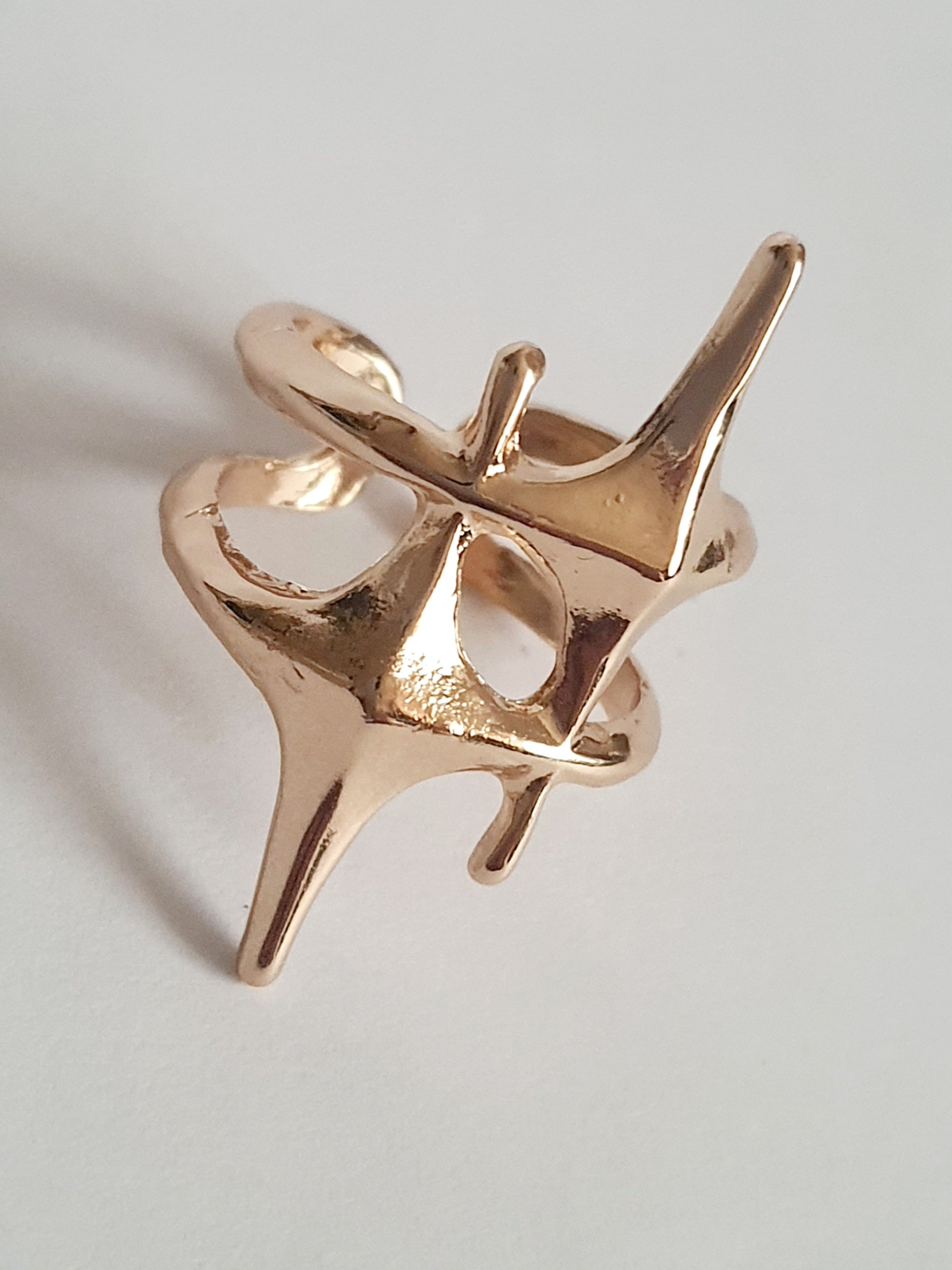 Złoty pierścionek futurystyczny ze stali nierdzewnej 17 mm ROUGEBIZU