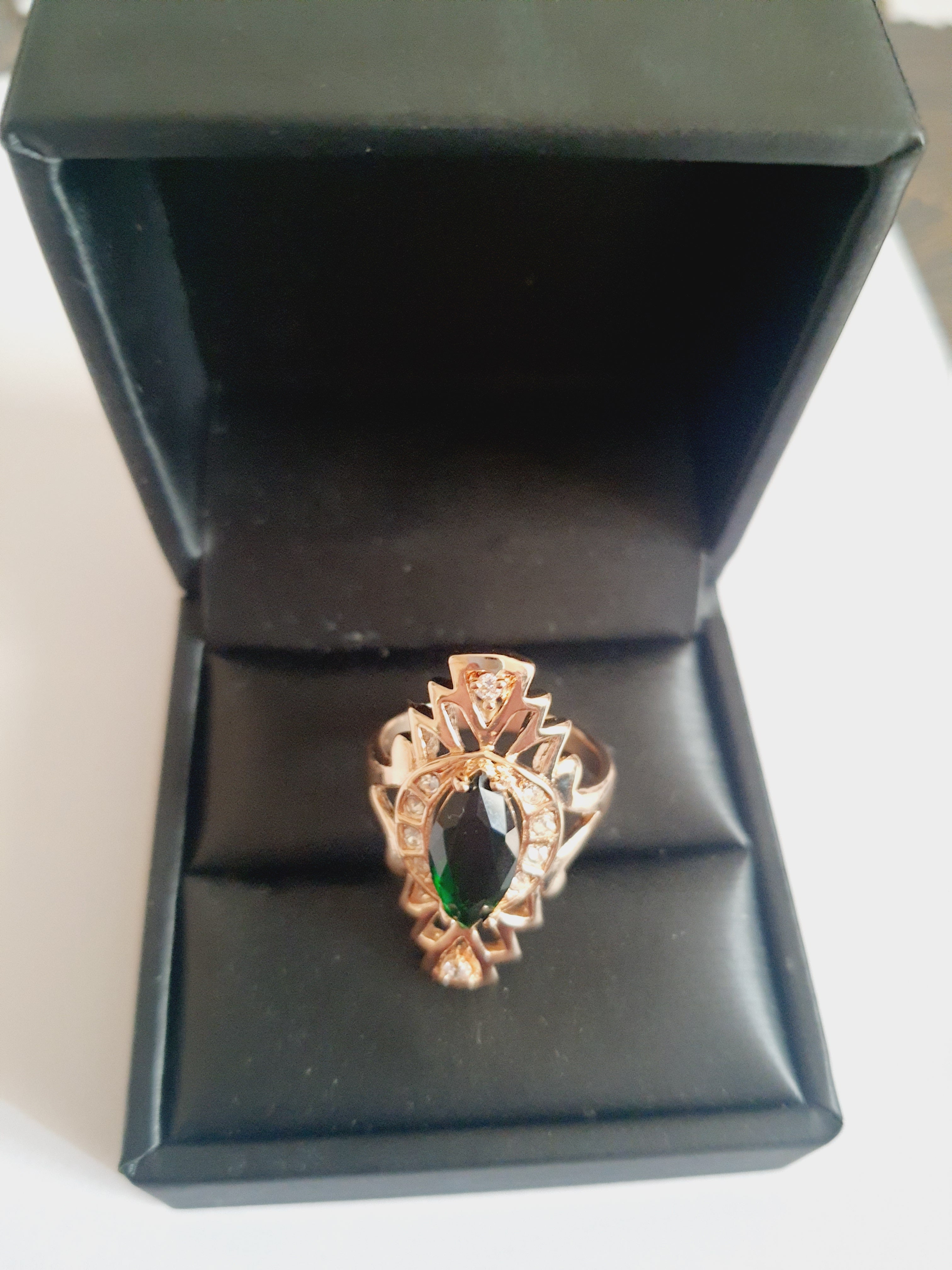 Pierścionek ze szmaragdowym oczkiem i błyszczącymi kryształami w złotej oprawie, stal nierdzewna. Styl old hollywood, vintage glamour. rouge bizu