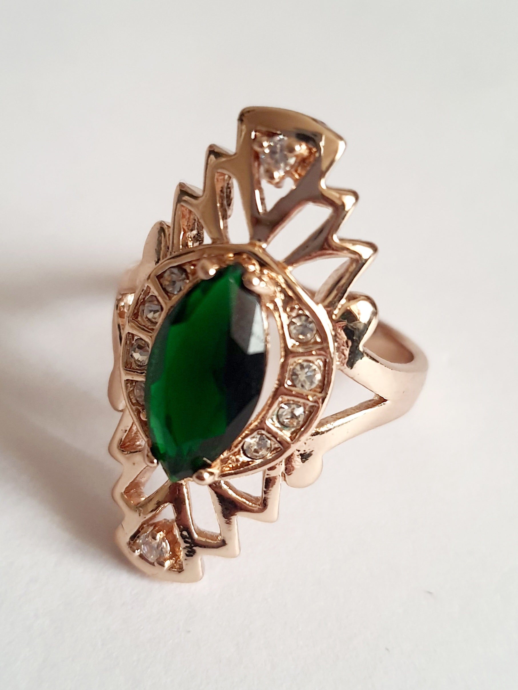 Pierścionek ze szmaragdowym oczkiem i błyszczącymi kryształami w złotej oprawie, stal nierdzewna. Styl old hollywood, vintage glamour. rouge bizu