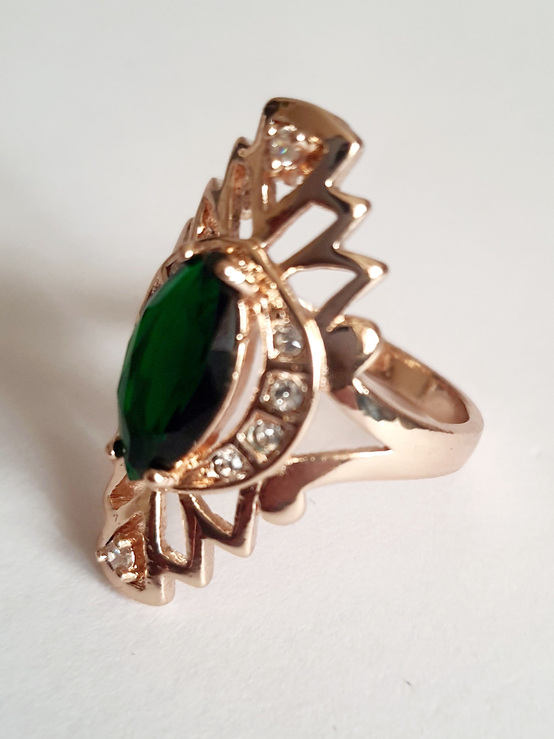 Pierścionek ze szmaragdowym oczkiem i błyszczącymi kryształami w złotej oprawie, stal nierdzewna. Styl old hollywood, vintage glamour. rouge bizu