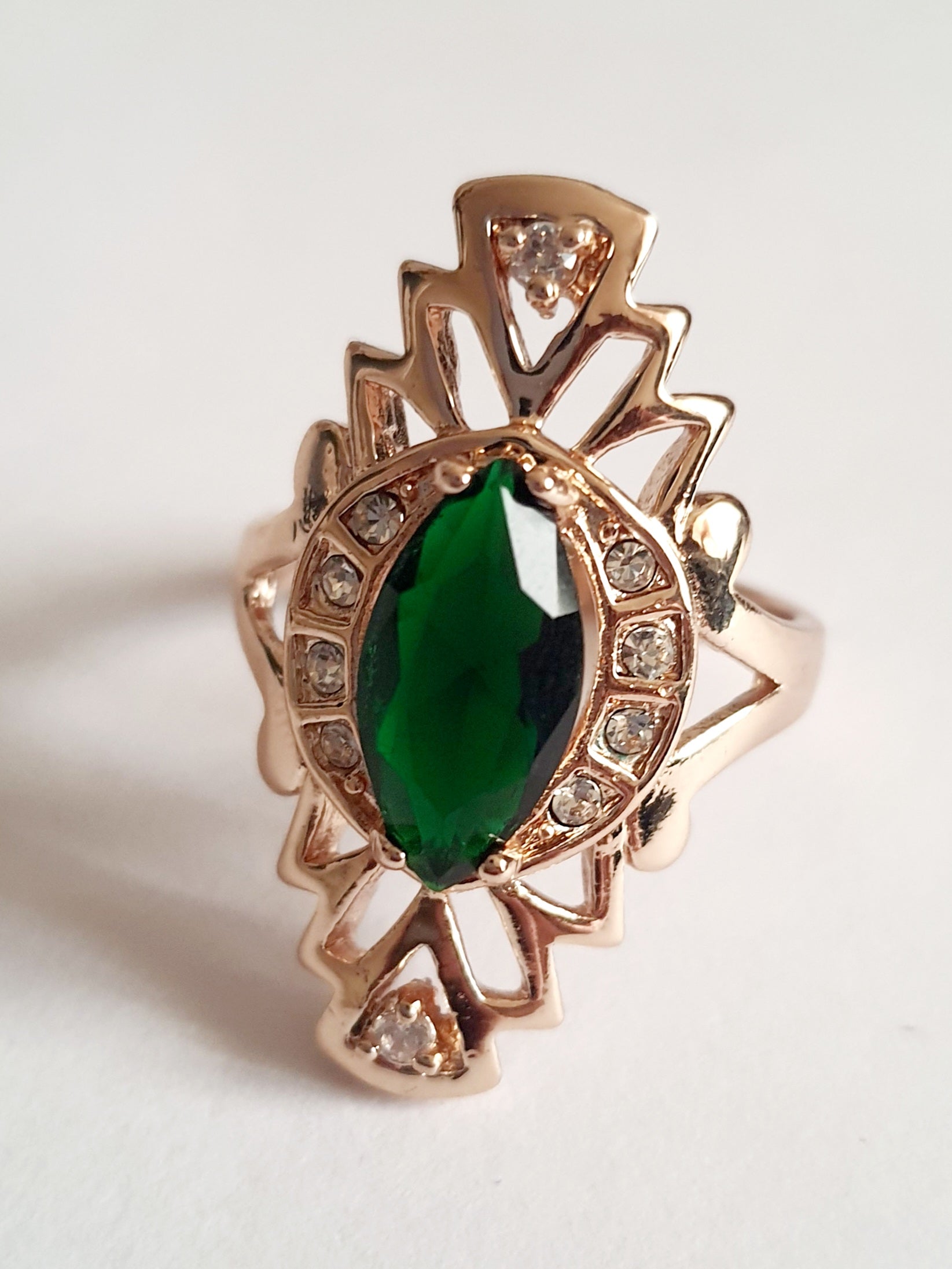 Pierścionek ze szmaragdowym oczkiem i błyszczącymi kryształami w złotej oprawie, stal nierdzewna. Styl old hollywood, vintage glamour. rouge bizu