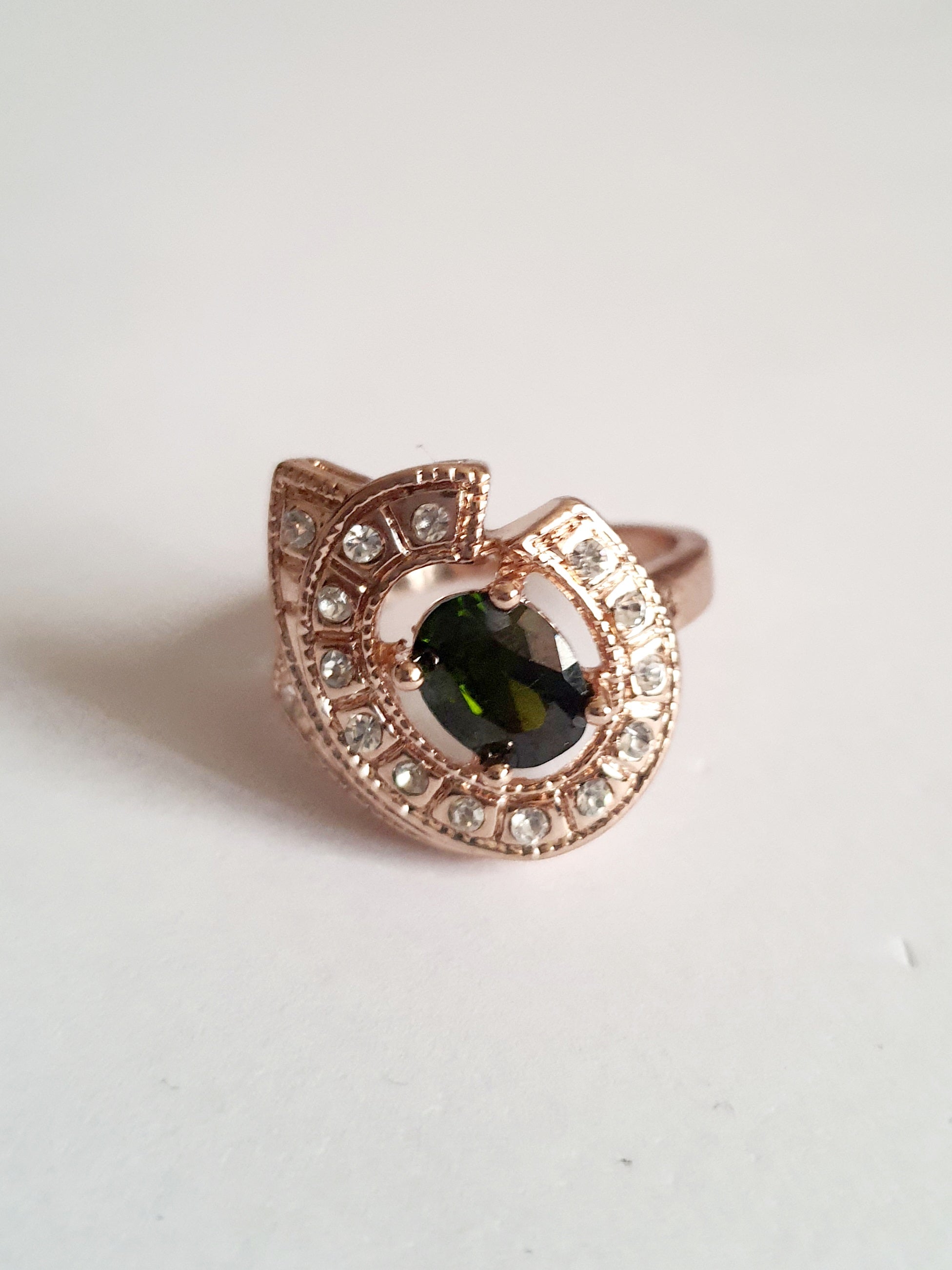Art déco pierścionek z kryształami i zielonym kamieniem. stal nierdzewna. rougebizu