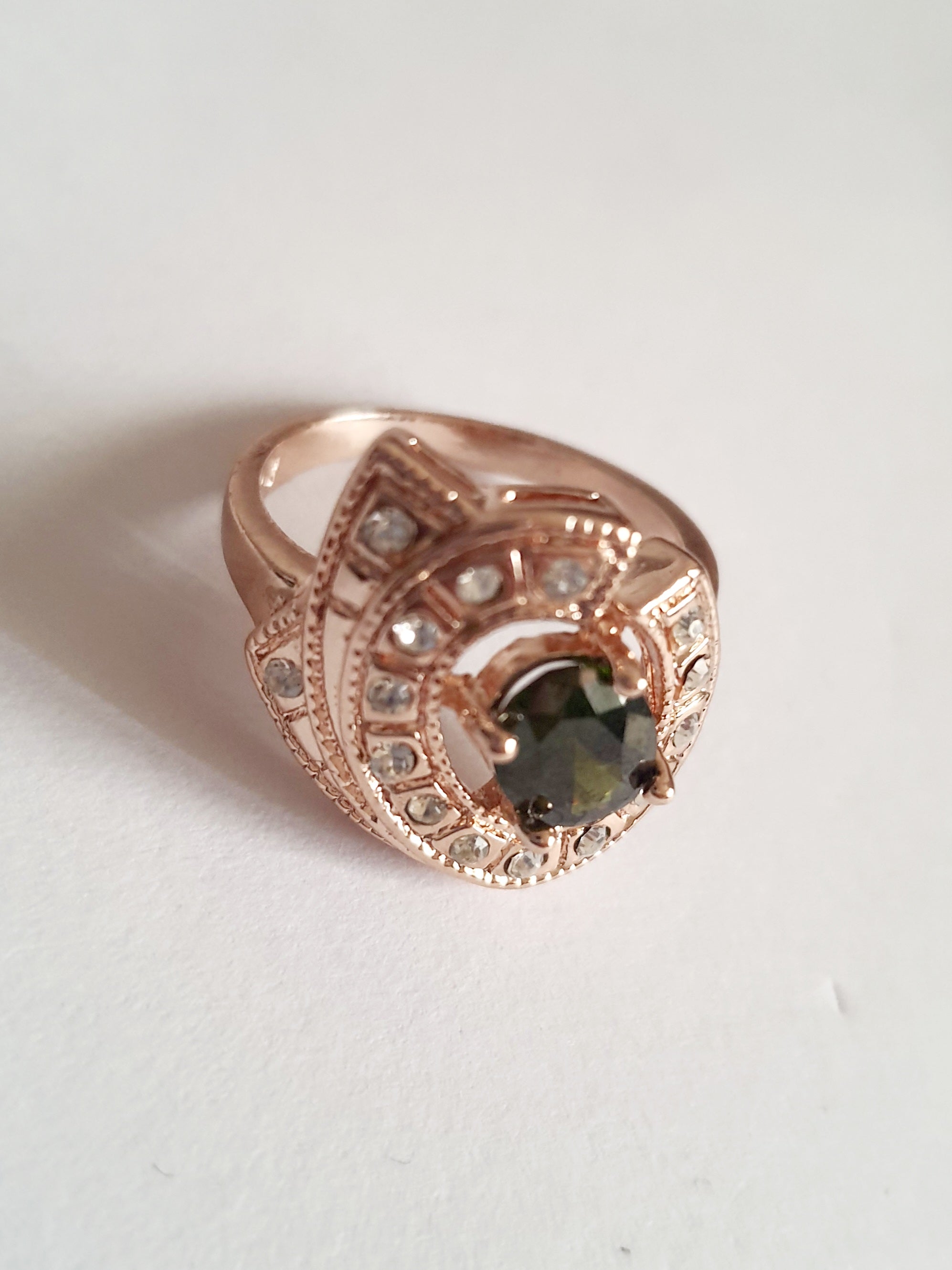 Art déco pierścionek z kryształami i zielonym kamieniem. stal nierdzewna. rougebizu