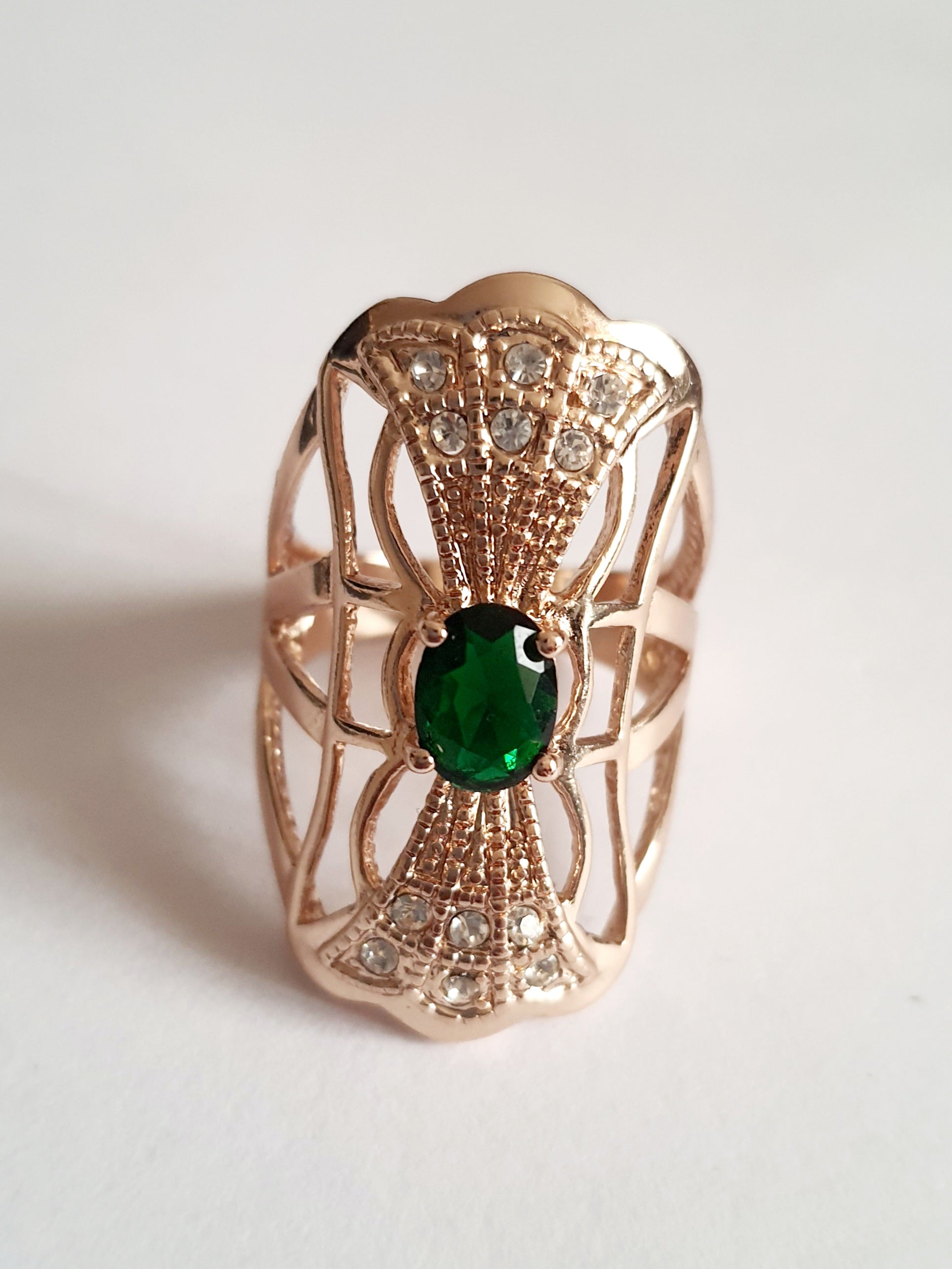Szmaragdowa korona blasku – ozdobny pierścionek w stylu vintage z zielonym oczkiem