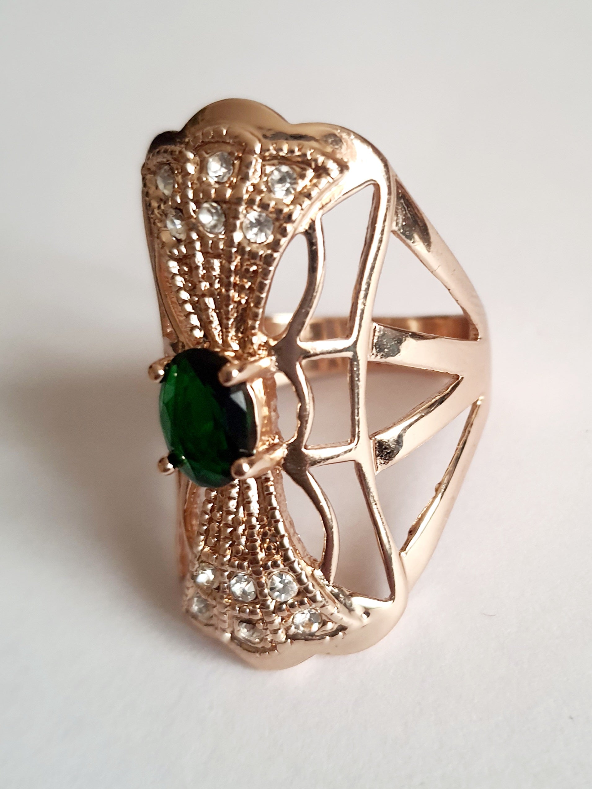 Szmaragdowa korona blasku – ozdobny pierścionek w stylu vintage z zielonym oczkiem