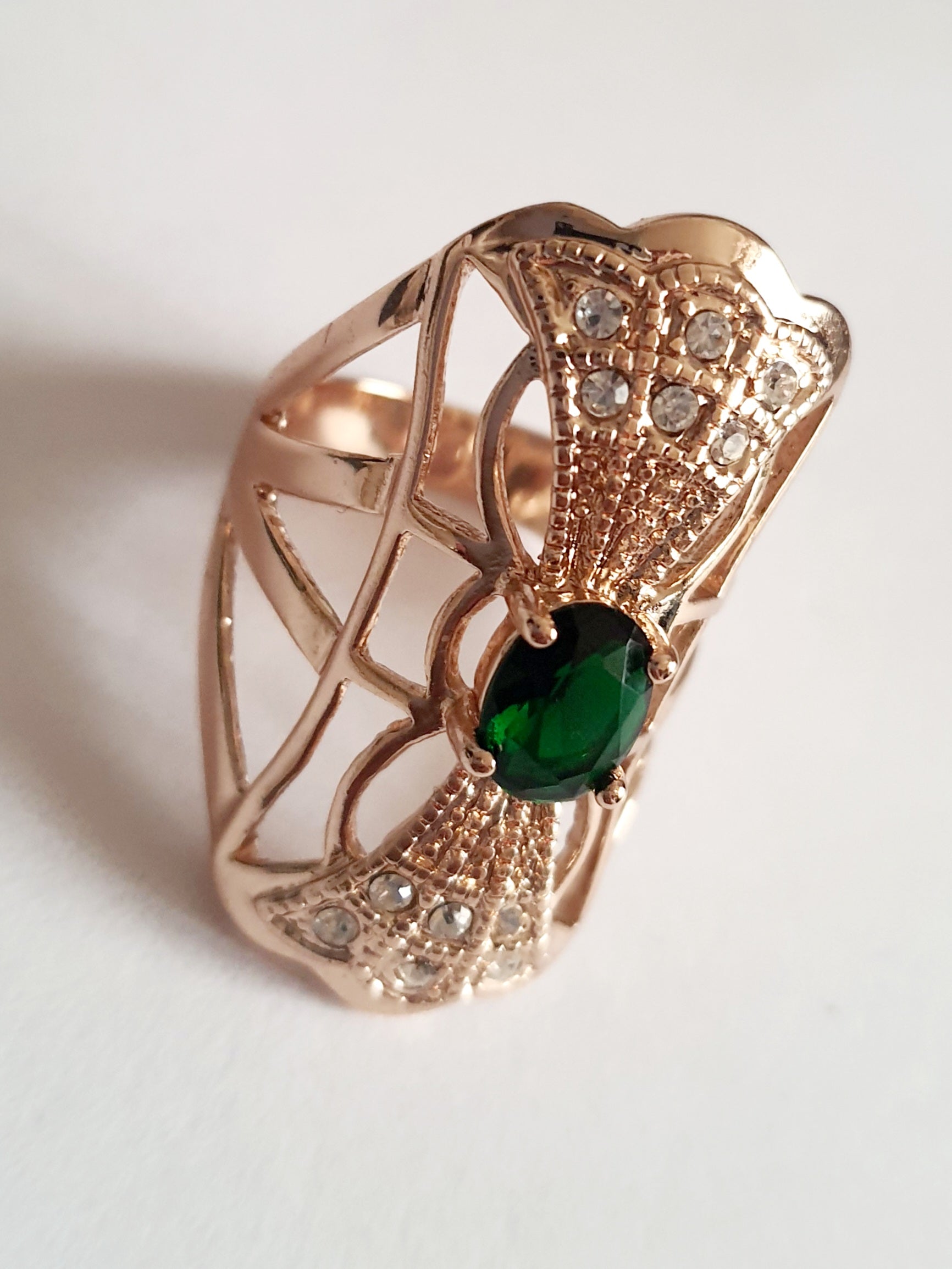 Szmaragdowa korona blasku – ozdobny pierścionek w stylu vintage z zielonym oczkiem
