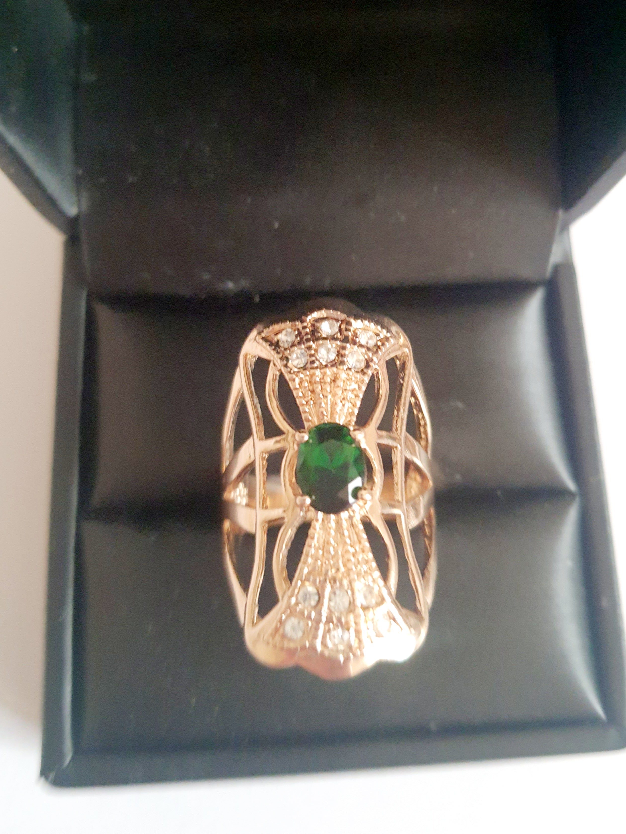 Szmaragdowa korona blasku – ozdobny pierścionek w stylu vintage z zielonym oczkiem