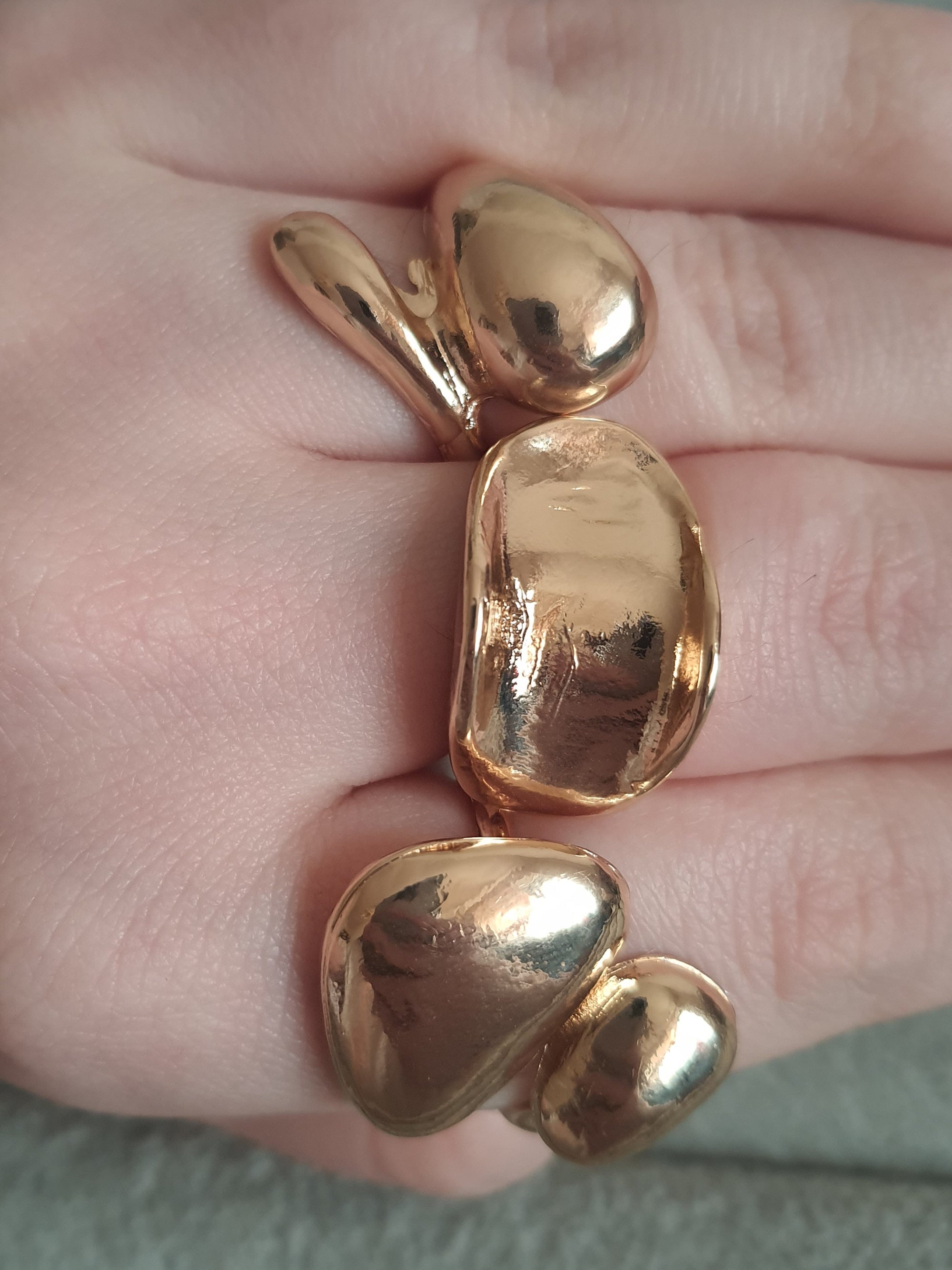 Zestaw trzech nieregularnych pierścionków ze stali nierdzewnej w złotym kolorze, organiczne formy, nowoczesny minimalistyczny styl, regulowany rozmiar 16–20 mm. Rouge Bizu.


