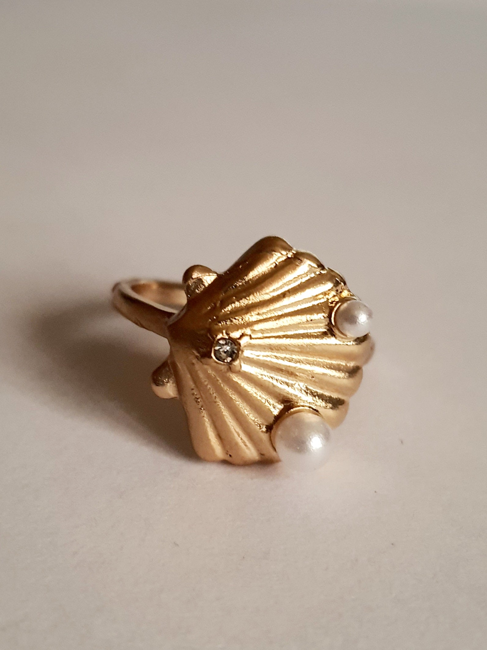 Pierścionek w kształcie złotej muszli z perełkami i cyrkonią. Styl vintage glamour. Rozmiar 17 mm. Stal nierdzewna, elegancja i morska nostalgia. Rouge Bizu.

