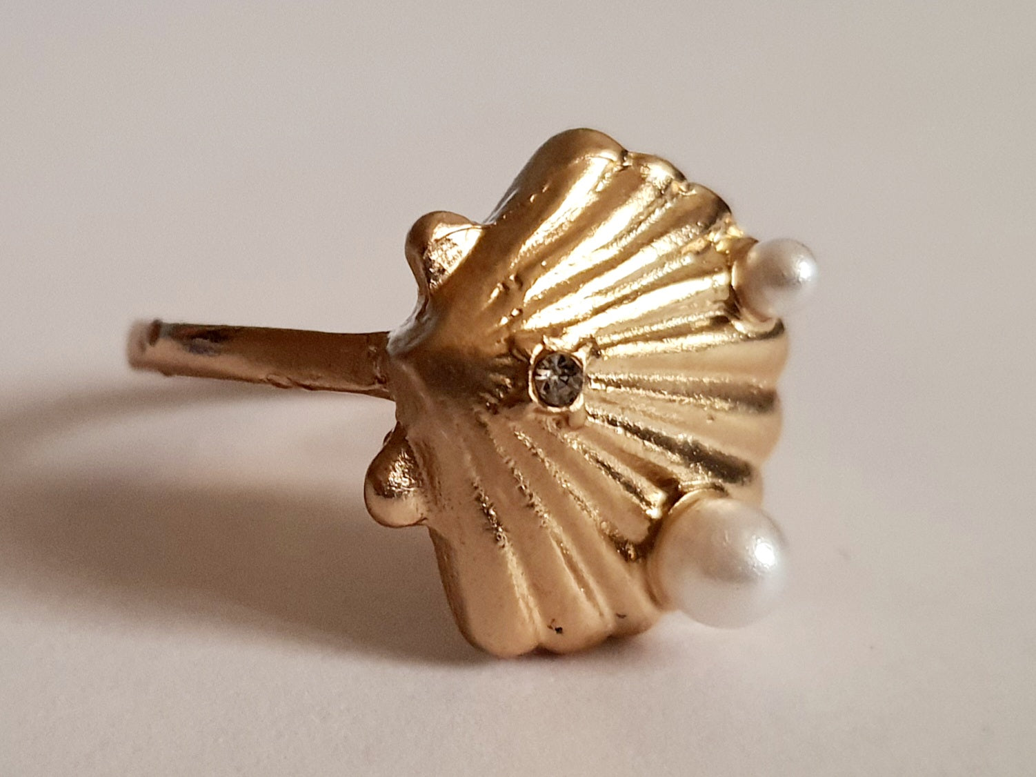 Pierścionek w kształcie złotej muszli z perełkami i cyrkonią. Styl vintage glamour. Rozmiar 17 mm. Stal nierdzewna, elegancja i morska nostalgia. Rouge Bizu.

