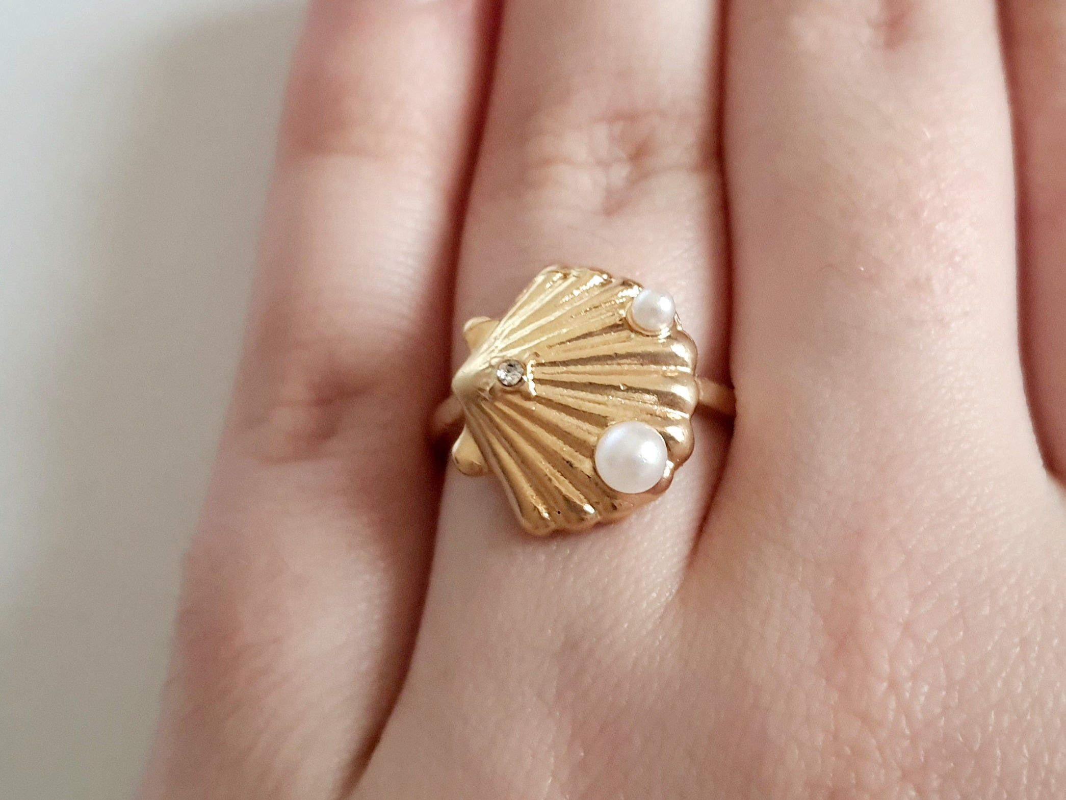 Pierścionek w kształcie złotej muszli z perełkami i cyrkonią. Styl vintage glamour. Rozmiar 17 mm. Stal nierdzewna, elegancja i morska nostalgia. Rouge Bizu.

