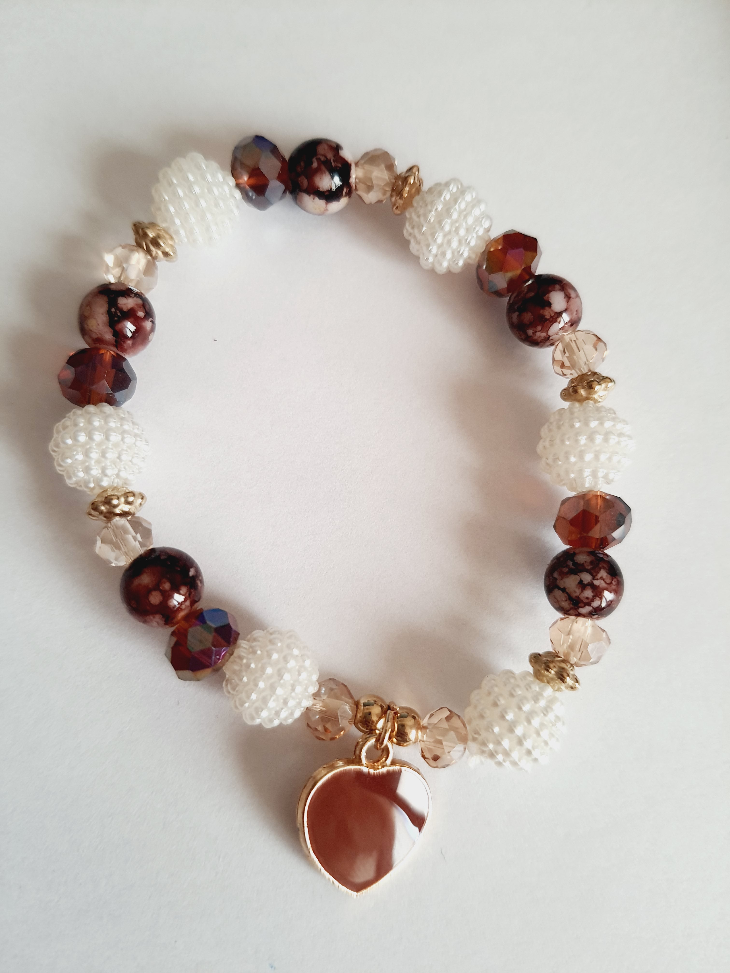 Zestaw pięciu elastycznych bransoletek na gumce z perłami, szkłem, kryształkami i złotymi akcentami. Styl romantyczny i boho. Zawieszka w kształcie serca. Wygodne dopasowanie. Rouge Bizu.

