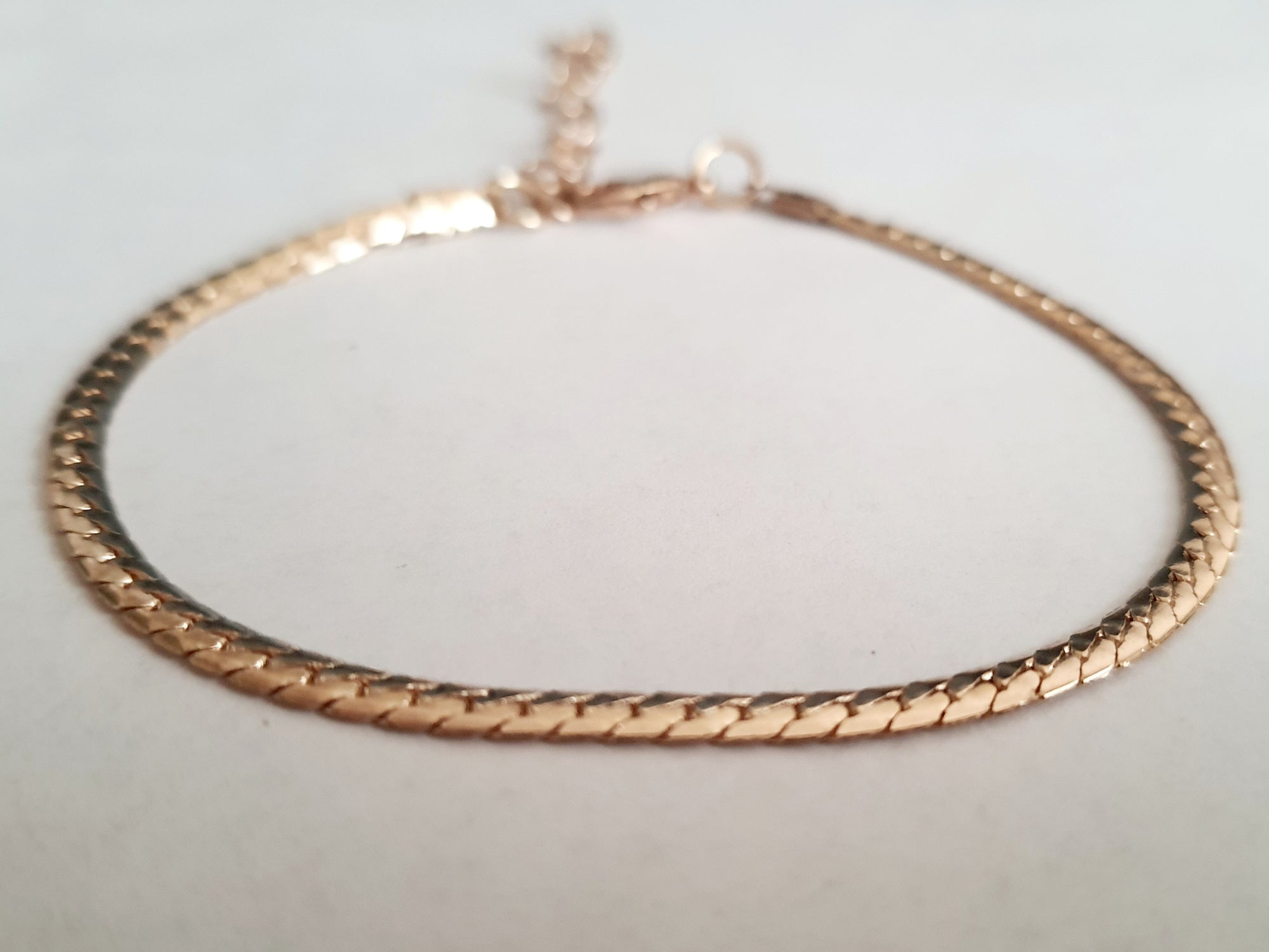 Zestaw dwóch złotych bransoletek – jedna sztywna z cyrkonią, druga pleciona, regulowana. Elegancja, klasyka i styl. Stal nierdzewna, 18–23 cm. Rouge Bizu.

