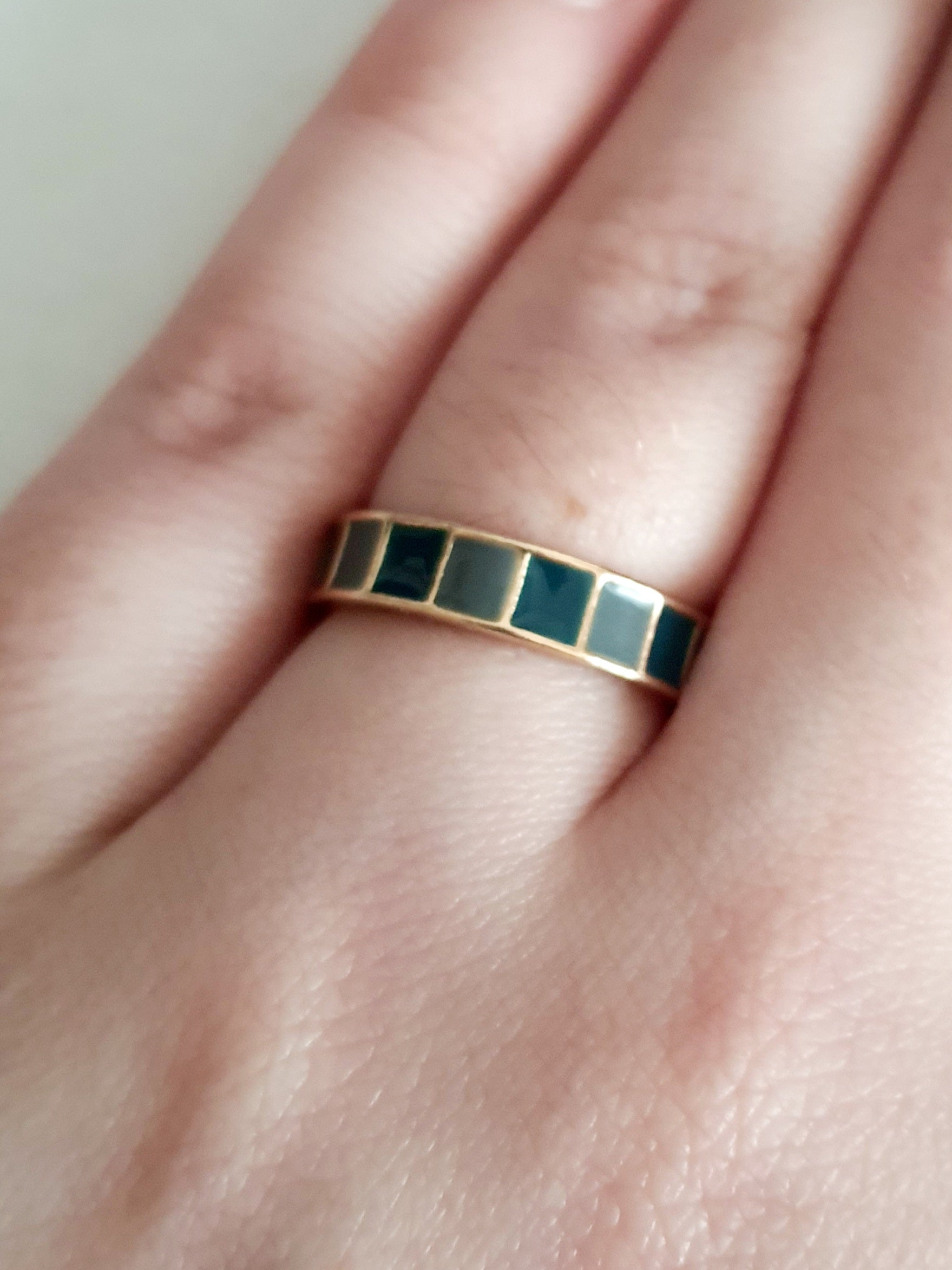 Pierścionek ze stali nierdzewnej z niebieskimi prostokątnymi emaliowanymi segmentami. Styl nowoczesny, minimalistyczny, art deco. Rozmiar 16 mm, otwarty. Geometryczny wzór w odcieniach błękitu. RougeBizu.

