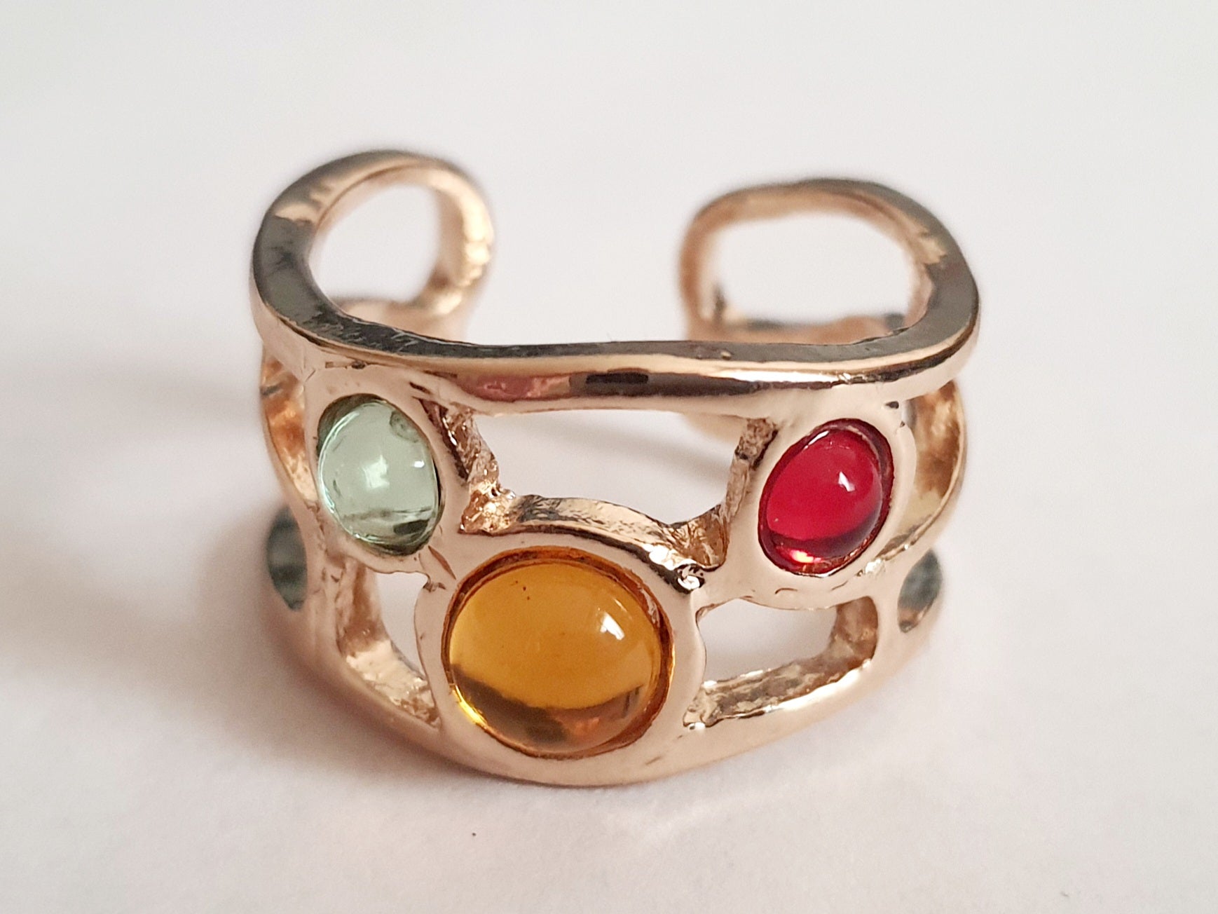 Artystyczny pierścionek ze złotej stali nierdzewnej z kolorowymi szklanymi oczkami – czerwonym, żółtym i niebieskim. Rozmiar 17 mm. Styl boho i handmade. RougeBizu.

