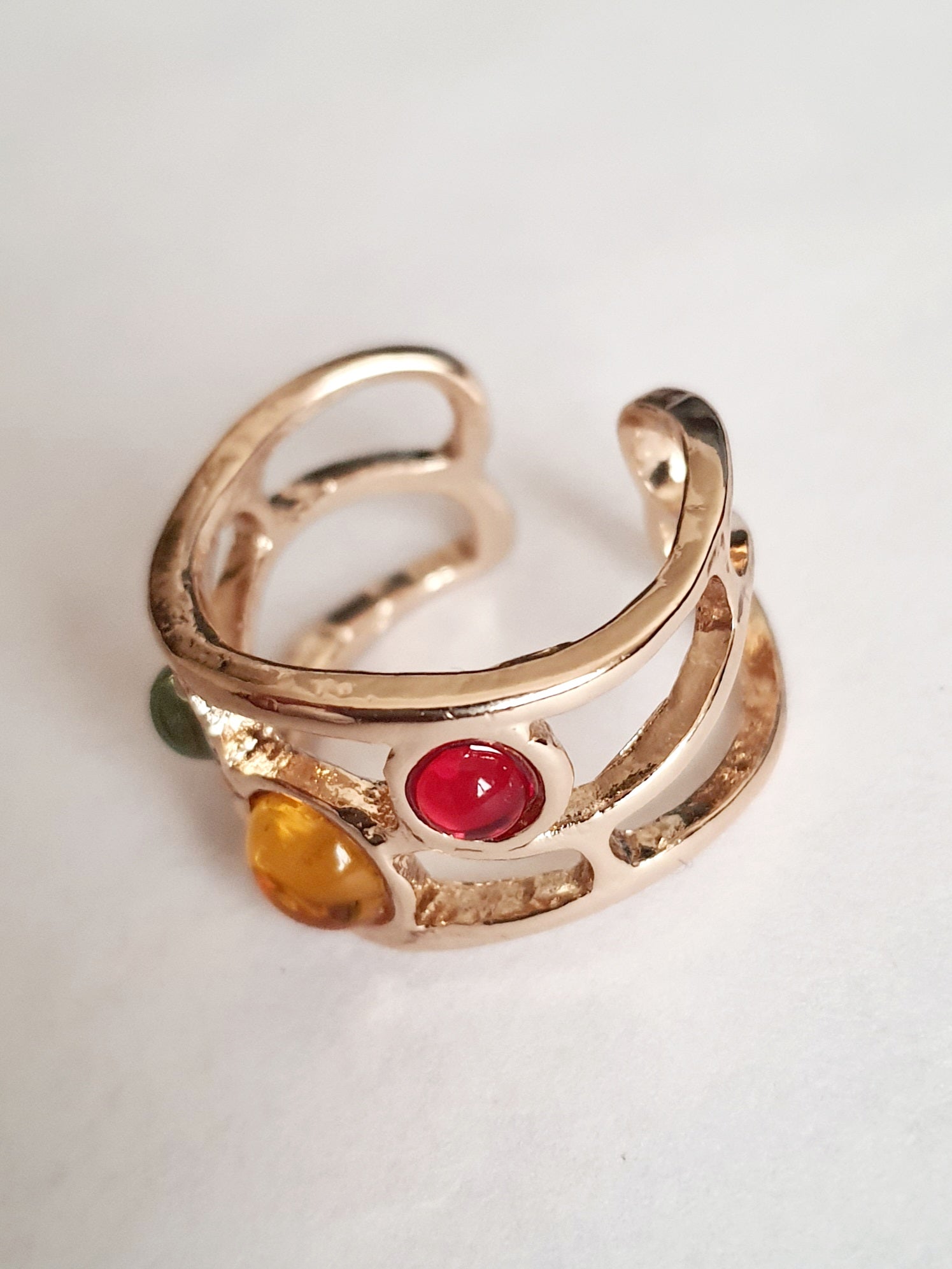 Artystyczny pierścionek ze złotej stali nierdzewnej z kolorowymi szklanymi oczkami – czerwonym, żółtym i niebieskim. Rozmiar 17 mm. Styl boho i handmade. RougeBizu.

