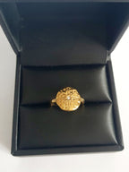 Złoty pierścionek regulowany, rozmiar 19 mm, z motywem tłoczonej gwiazdy morskiej i centralną cyrkonią. Styl boho i vintage, stal nierdzewna, stal chirurgiczna. Rouge Bizu.

