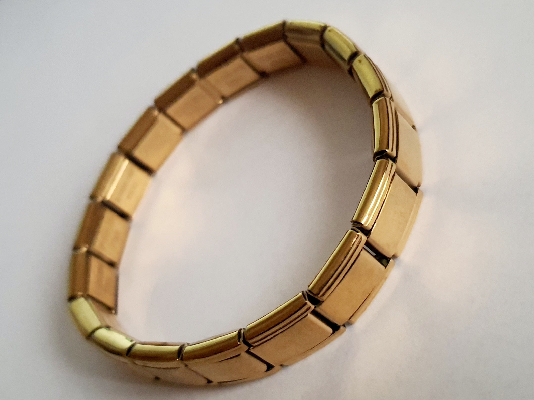 Złota, elastyczna bransoletka z szerokimi ogniwami w stylu retro, minimalistyczna, elegancka, długość 20 cm. Wykonana ze stali nierdzewnej, stal chirurgiczna. Rouge Bizu.

