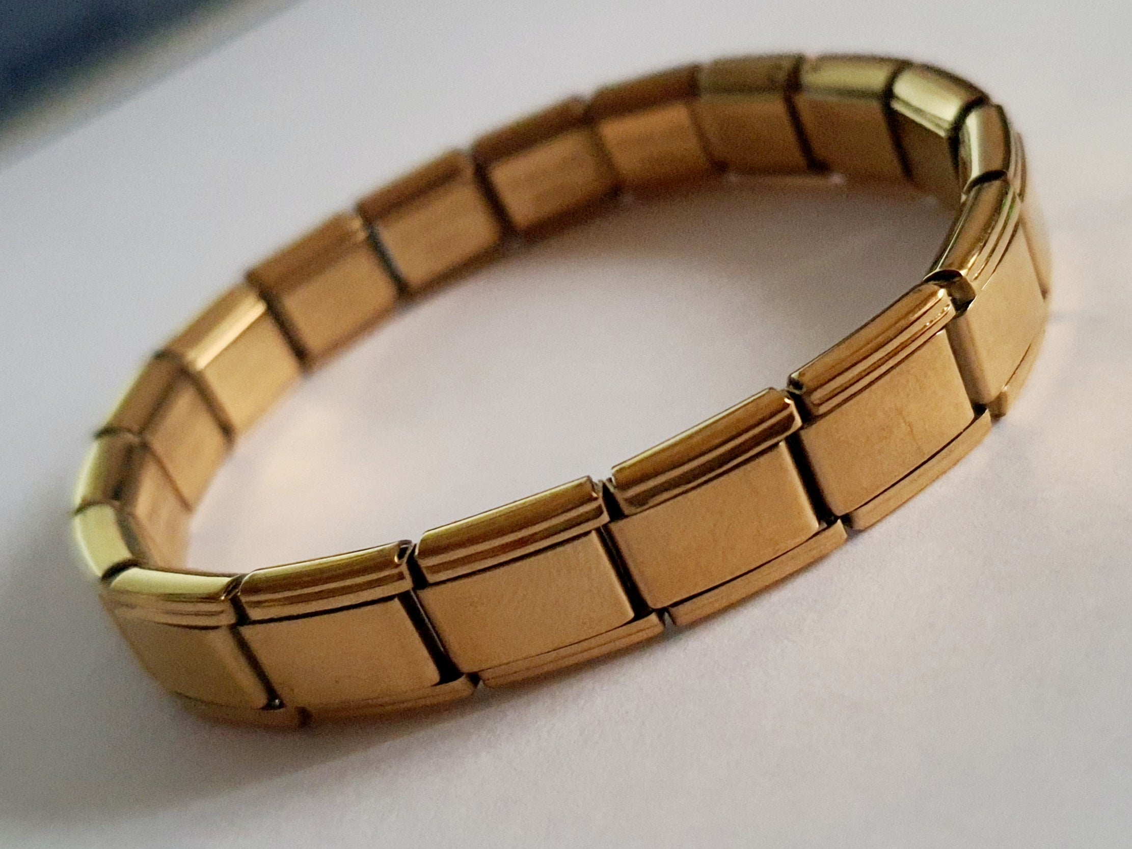 Złota, elastyczna bransoletka z szerokimi ogniwami w stylu retro, minimalistyczna, elegancka, długość 20 cm. Wykonana ze stali nierdzewnej, stal chirurgiczna. Rouge Bizu.

