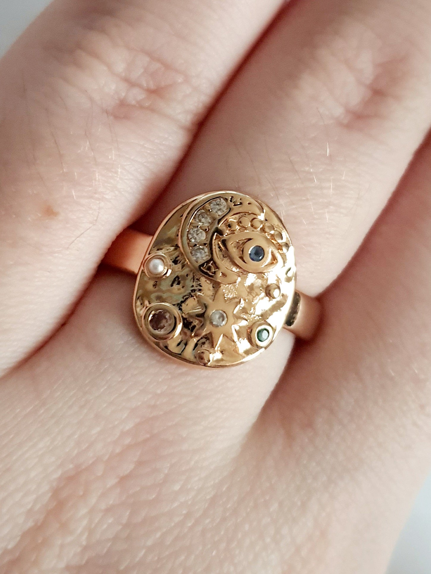 Złoty pierścionek 19 mm ze zdobieniami w kształcie księżyca, oka, gwiazd i kolorowych kamieni. Styl mistyczny, astrologiczny. Stal nierdzewna. Rouge Bizu.

