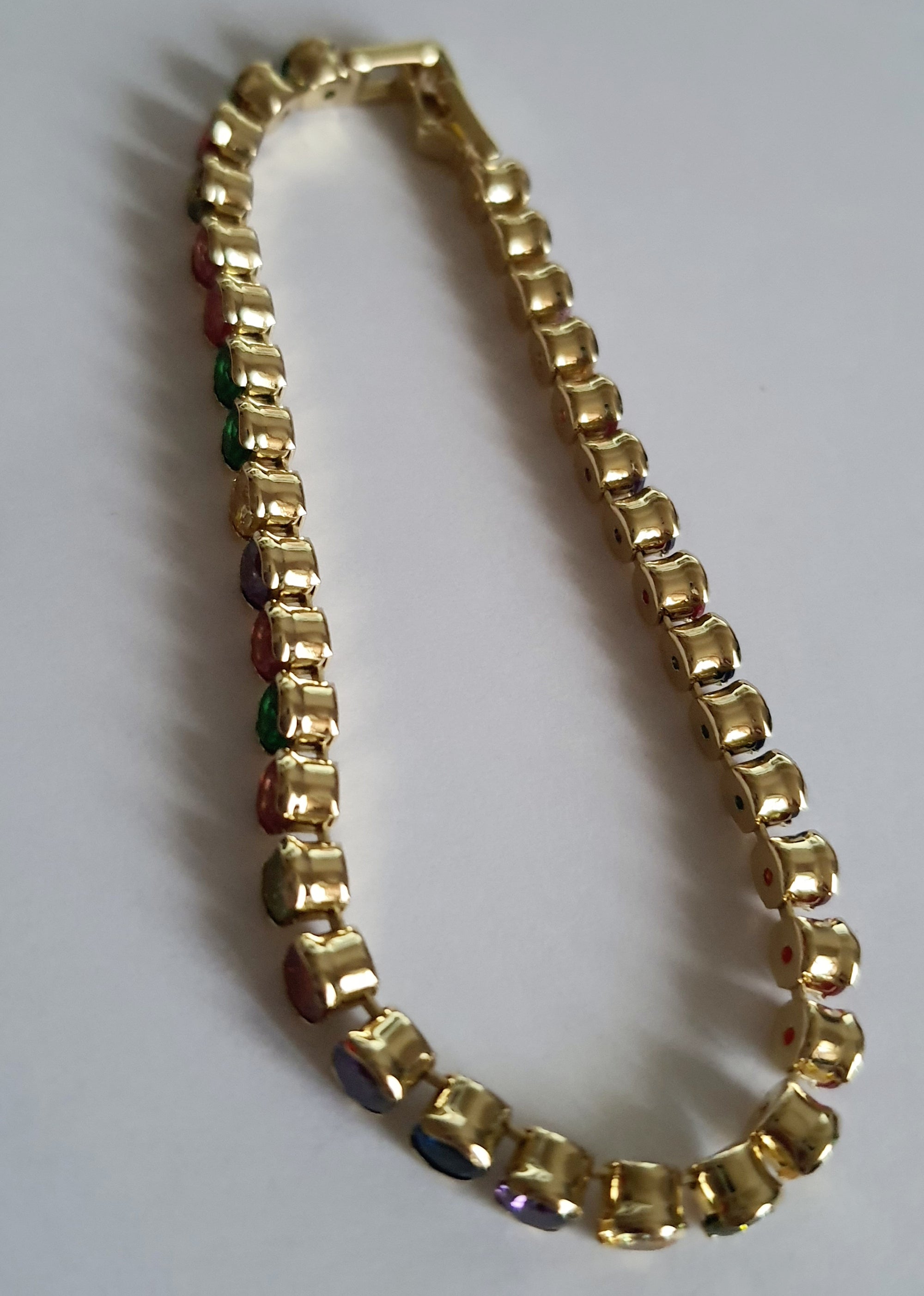 Bransoletka tenisowa stal nierdzewna, złota z kolorowymi cyrkoniami, długość 19 cm, Rouge Bizu.

