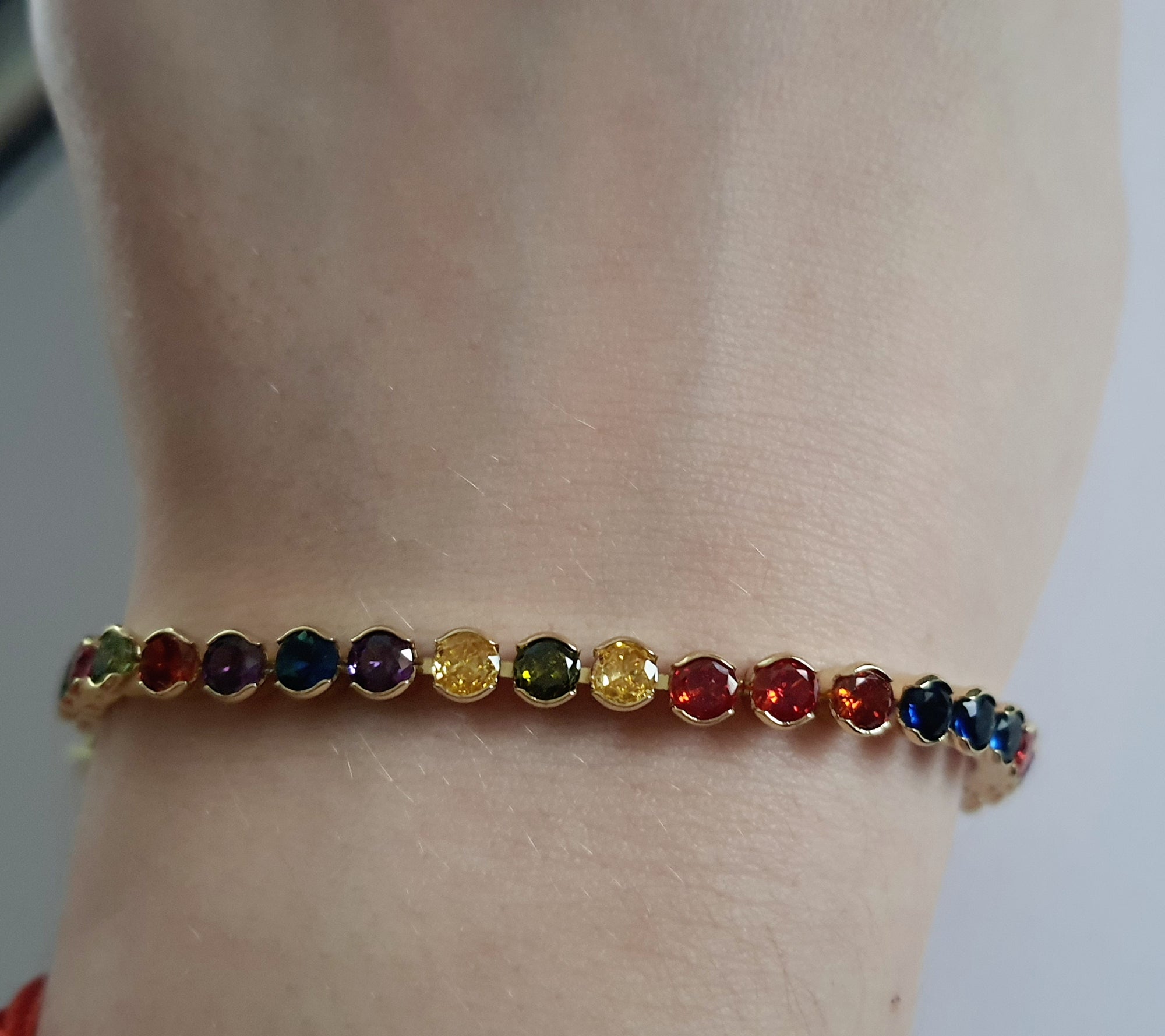 Bransoletka tenisowa stal nierdzewna, złota z kolorowymi cyrkoniami, długość 19 cm, Rouge Bizu.

