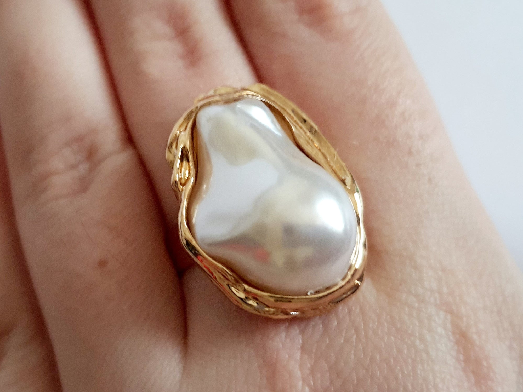 Pierścionek ze stali nierdzewnej w złotej oprawie z barokową perłą, rozmiar 18 mm, regulowany, styl elegancki, Rouge Bizu.

