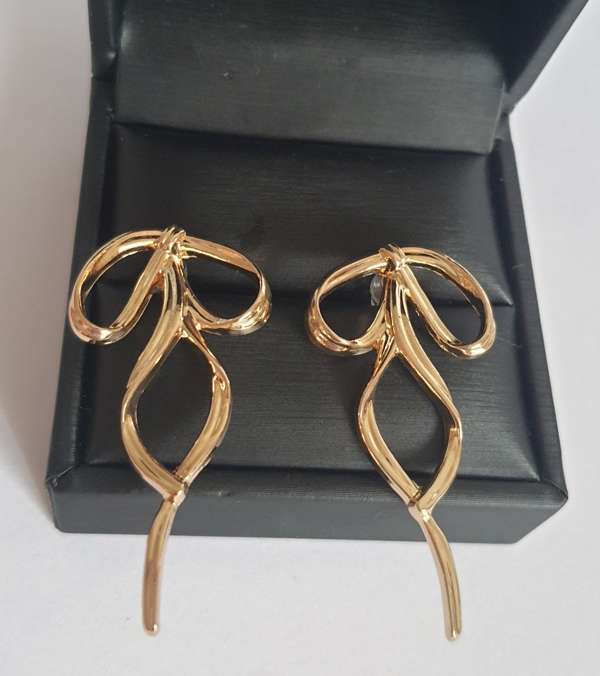 Złote kolczyki w kształcie kokardek, styl elegancki coquette, 5 cm, stal nierdzewna, Rouge Bizu.

