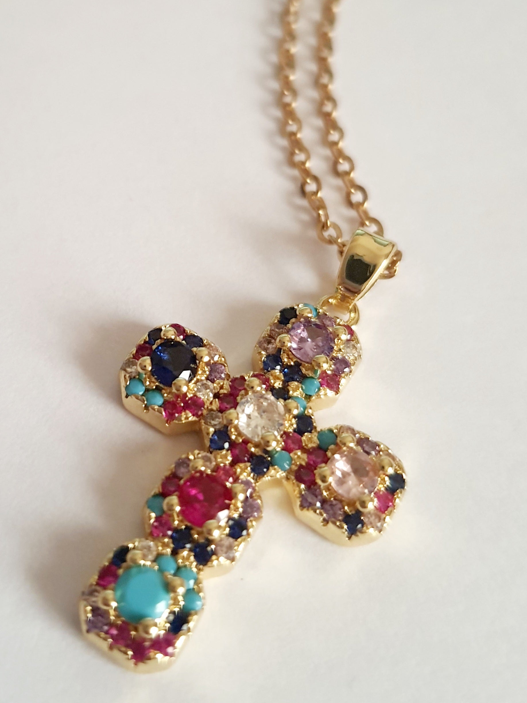 Złoty naszyjnik z krzyżem wysadzanym kolorowymi kamieniami – turkus, czerwień, fiolet, granat i biel, długość 50 cm, stal nierdzewna, RougeBizu.

